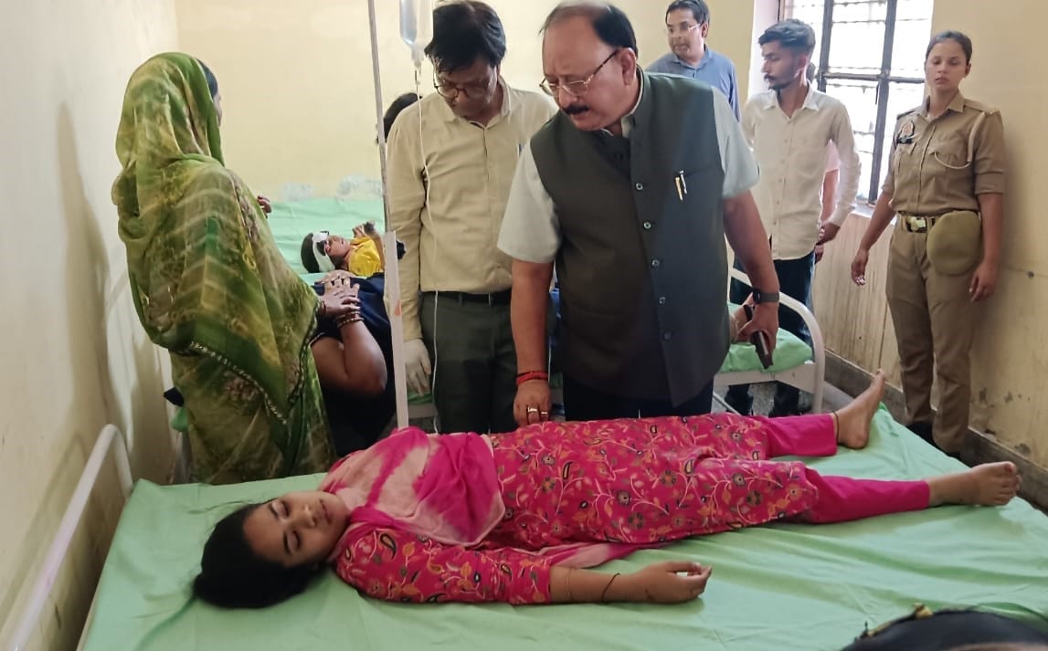 निगोही में हुए हादसे में पलटी स्कूली बस। संवाद