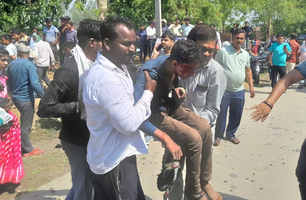 निगोही में हुए हादसे में पलटी स्कूली बस। संवाद