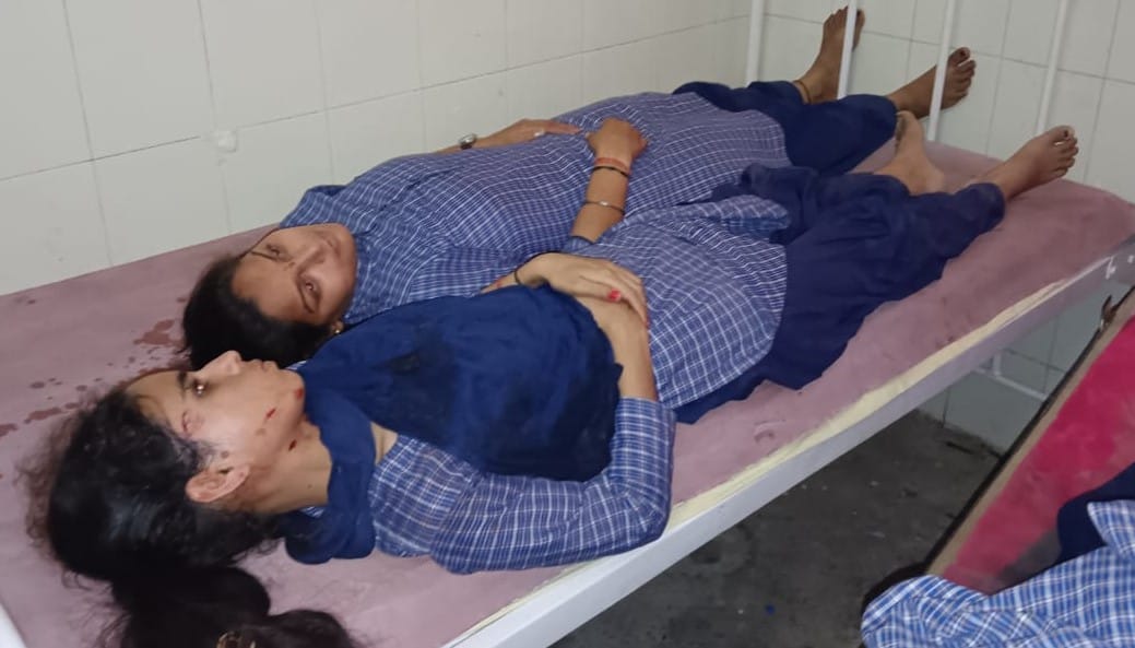 निगोही में हुए हादसे में पलटी स्कूली बस। संवाद