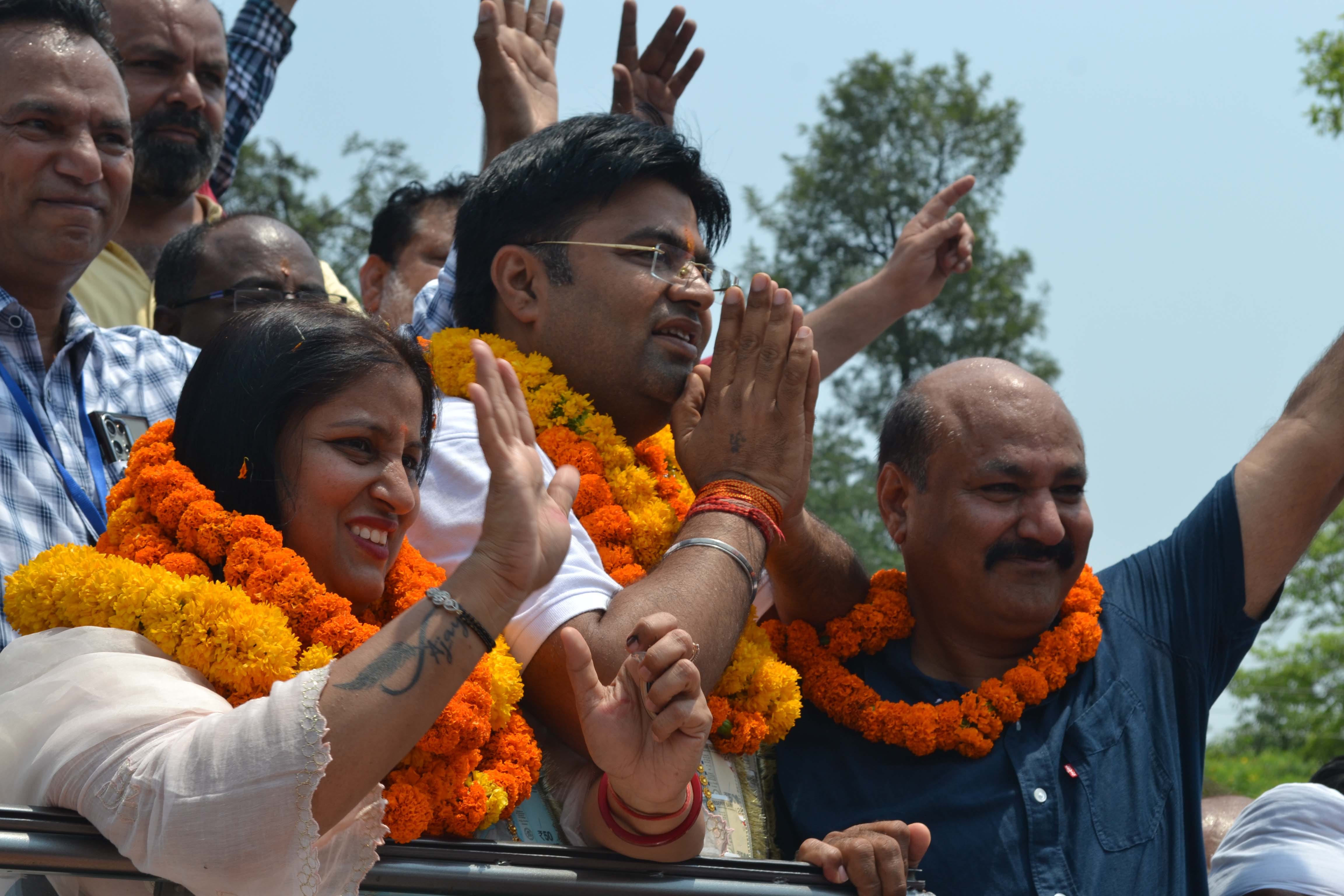 नगर निगम चुनाव जीते राजेश मैहता अपने समर्थकों के साथ। संवाद नगर निगम चुनाव जीते राजेश मैहता अपने समर्थकों के साथ। संवाद
