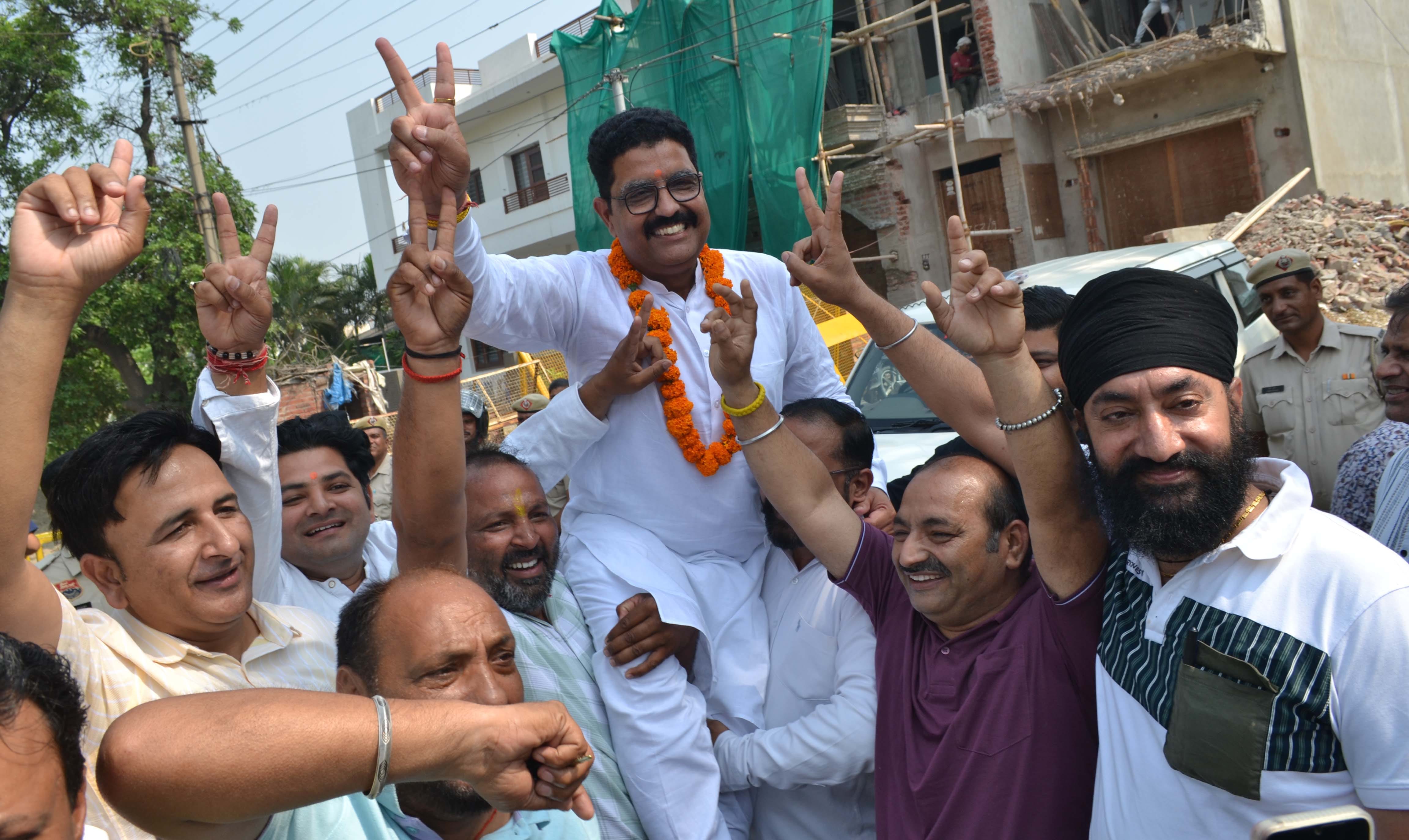 नगर निगम चुनाव जीते राजेश मैहता अपने समर्थकों के साथ। संवाद नगर निगम चुनाव जीते राजेश मैहता अपने समर्थकों के साथ। संवाद