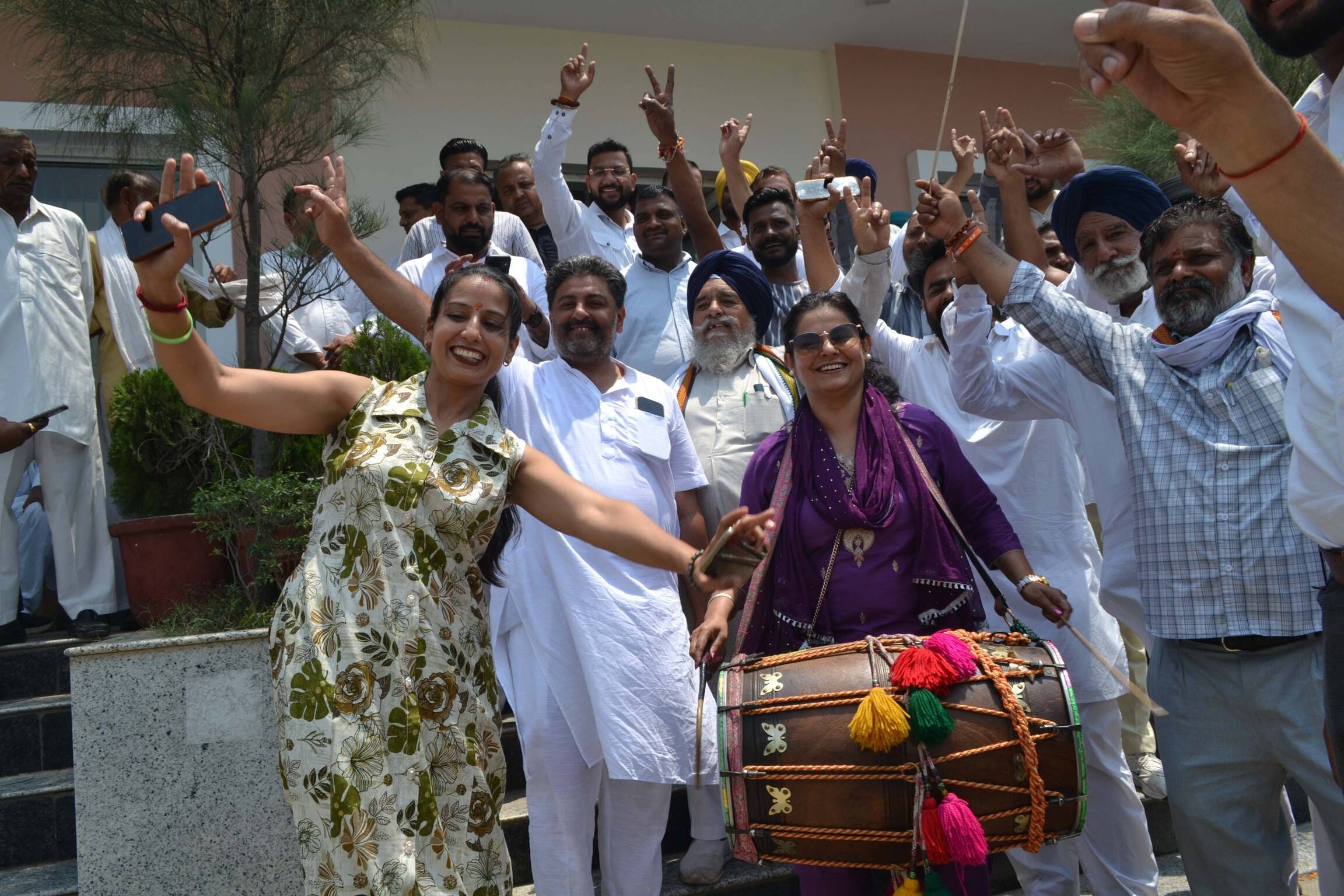 नगर निगम चुनाव जीतने के बाद भाजपा कार्यालय अंब कमल में ढोल बजाती महिला कार्यकर्ता के साथ नाचत नगर निगम चुनाव जीतने के बाद भाजपा कार्यालय अंब कमल में ढोल बजाती महिला कार्यकर्ता के साथ नाचत