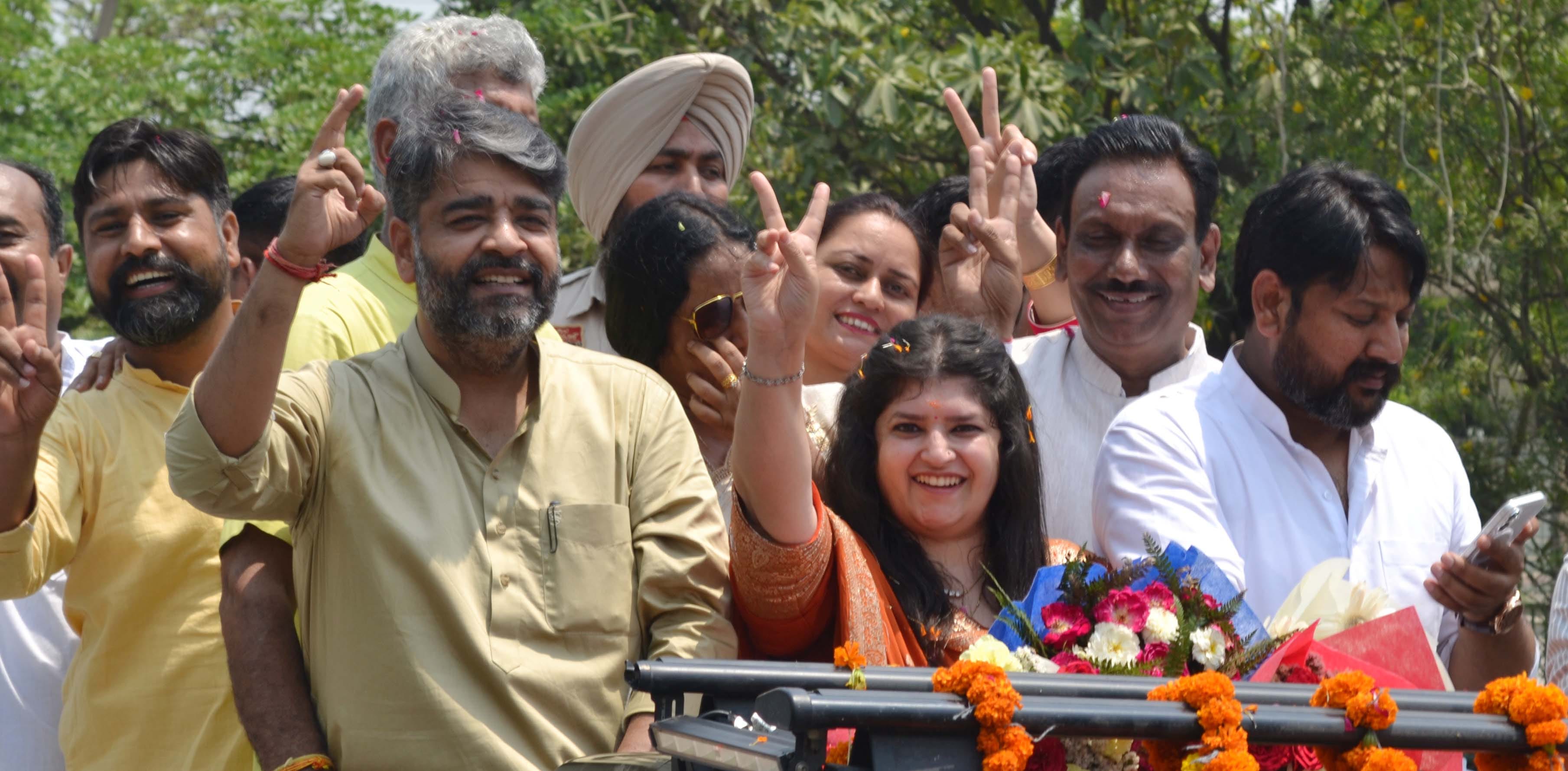 नगर निगम चुनाव जीतने के बाद भाजपा कार्यालय अंब कमल में ढोल बजाती महिला कार्यकर्ता के साथ नाचत नगर निगम चुनाव जीतने के बाद भाजपा कार्यालय अंब कमल में ढोल बजाती महिला कार्यकर्ता के साथ नाचत