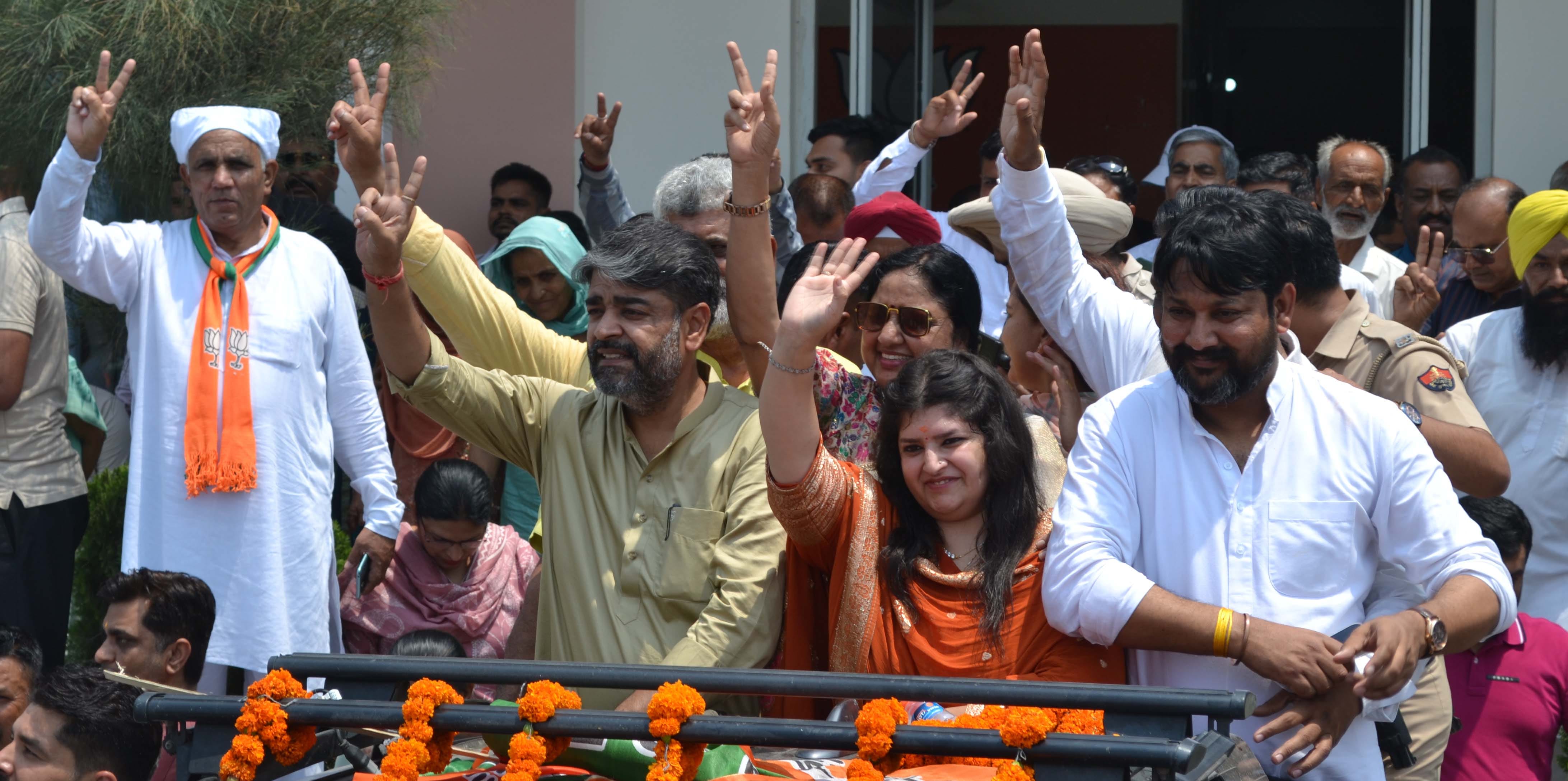 नगर निगम चुनाव जीतने के बाद मेयर बनी अक्षिता सैनी पूर्व मंत्री असीम गोयल, भाजपा के जिलाध्यक्ष नगर निगम चुनाव जीतने के बाद मेयर बनी अक्षिता सैनी पूर्व मंत्री असीम गोयल, भाजपा के जिलाध्यक्ष