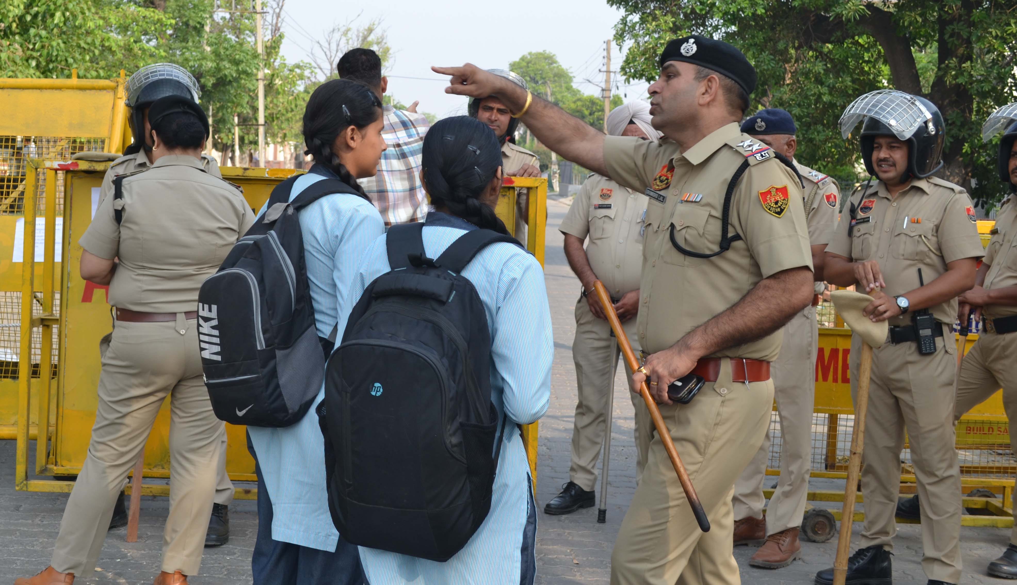 ओपीएस विद्या मंदिर में बने मतगणना केंद्र के पास पुलिस ने बैरीगेट्स लगाकर सभी को रोक दिया गया। स