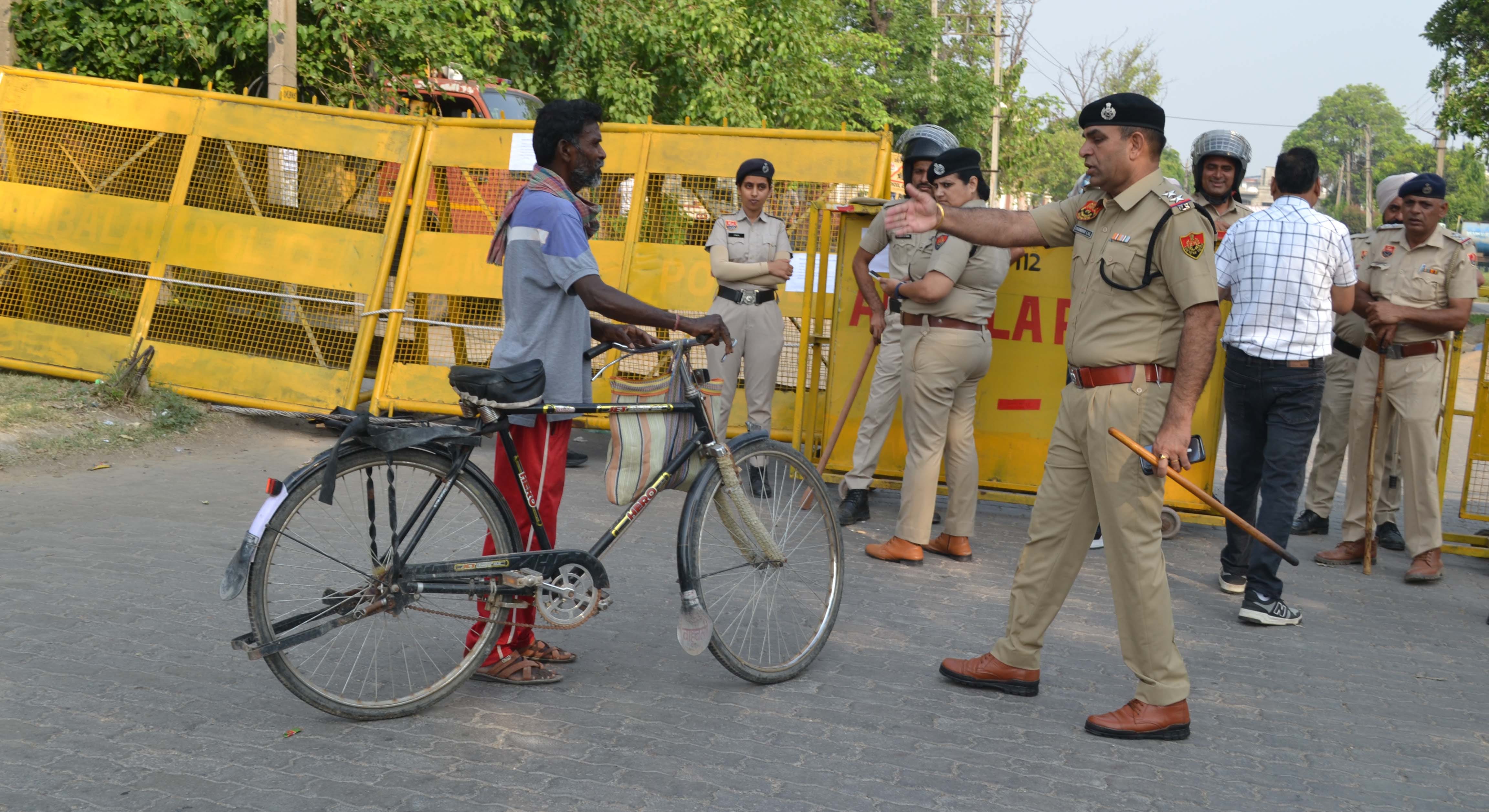 ओपीएस विद्या मंदिर में बने मतगणना केंद्र के पास पुलिस ने बैरीगेट्स लगाकर सभी को रोक दिया गया। स