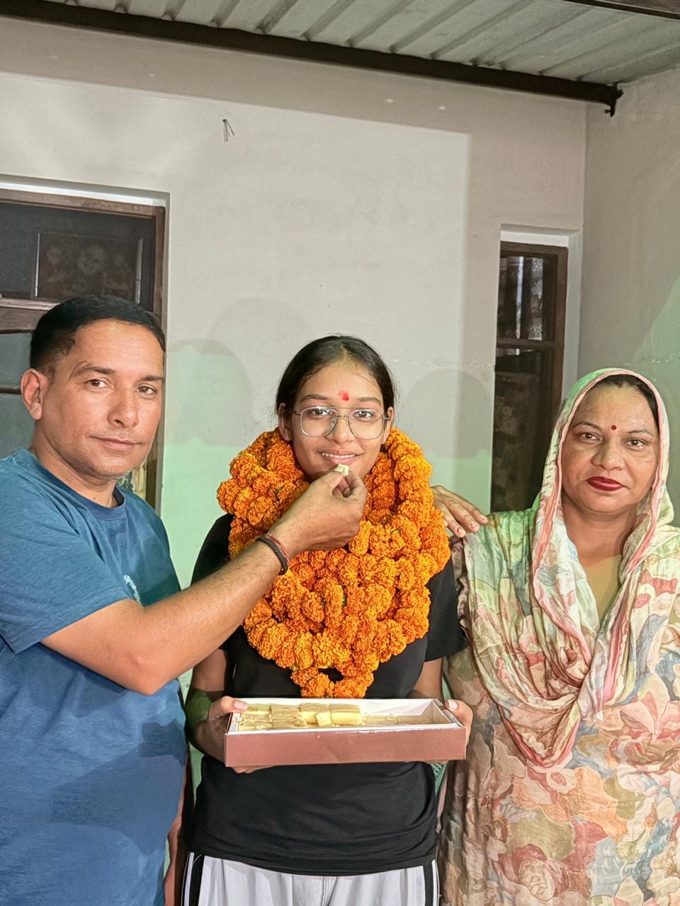 पीएम श्री राजकीय कन्या वरिष्ठ माध्यमिक विद्यालय जखोली अड्डा में सेलिब्रेशन करते हुए। स्कूल