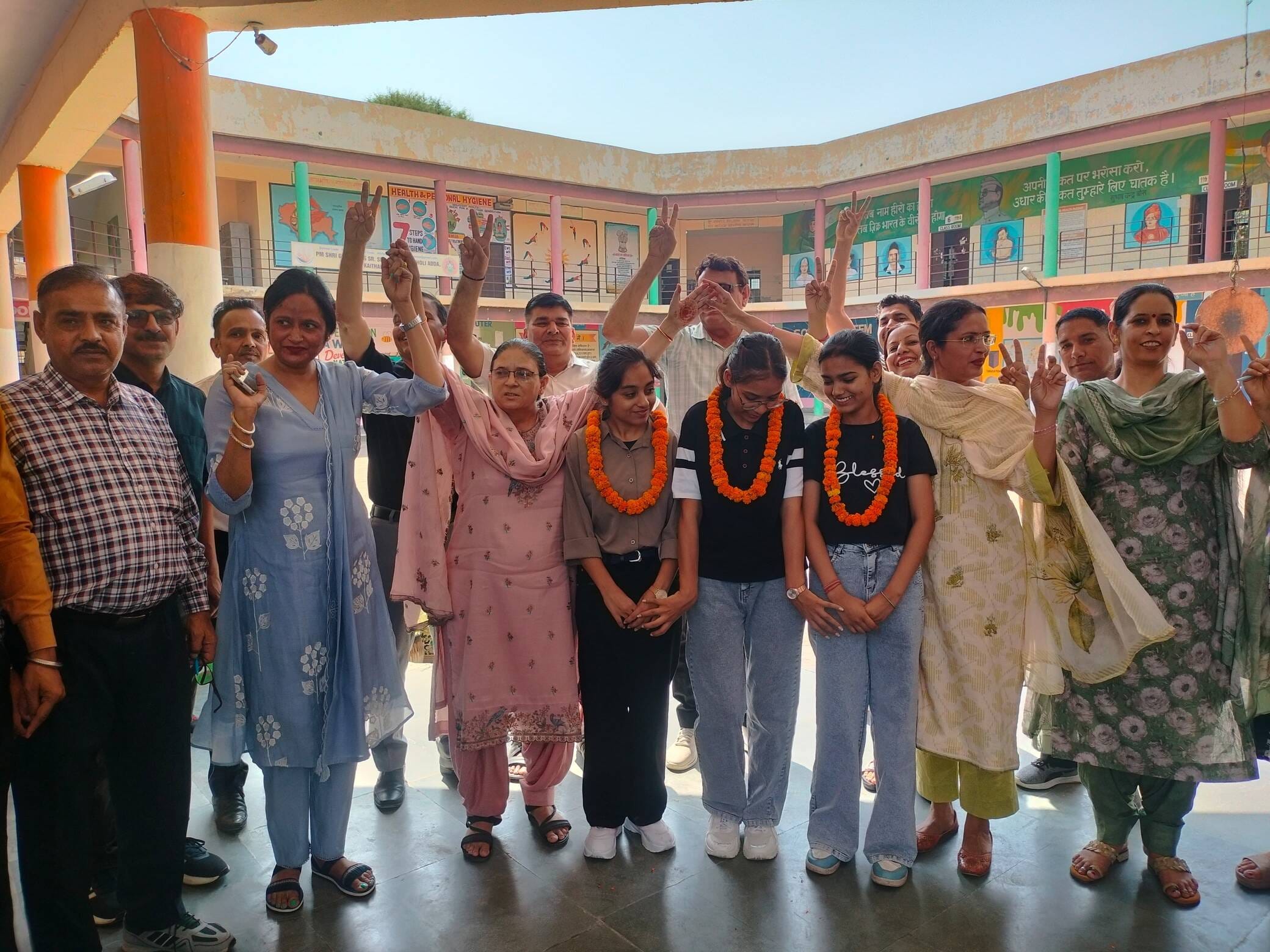 पीएम श्री राजकीय कन्या वरिष्ठ माध्यमिक विद्यालय जखोली अड्डा में सेलिब्रेशन करते हुए। स्कूल