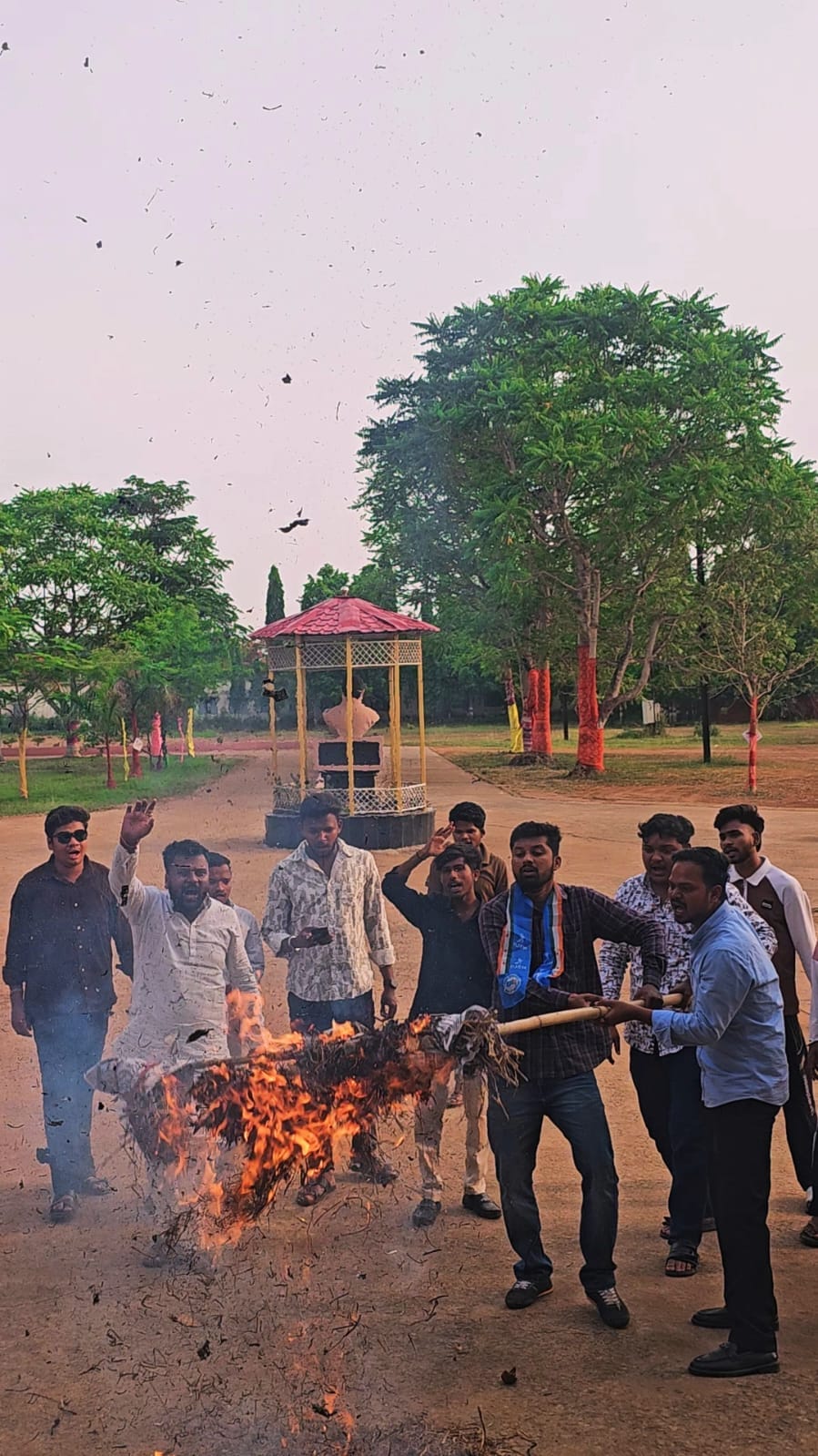 परिसर में पुतला दहन करते एनएसयूआई