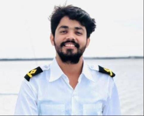परेशान लापता मर्चेट नेवी आफिसर मनीष के परिजन। स्रोत- संवाद परेशान लापता मर्चेट नेवी आफिसर मनीष के परिजन। स्रोत- संवाद