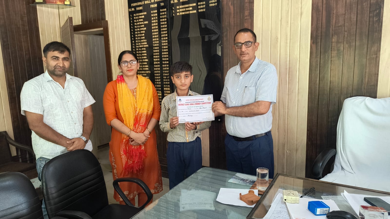 प्रथम स्थान हासिल करने वाले छात्र के साथ प्रबंधन। स्वयं