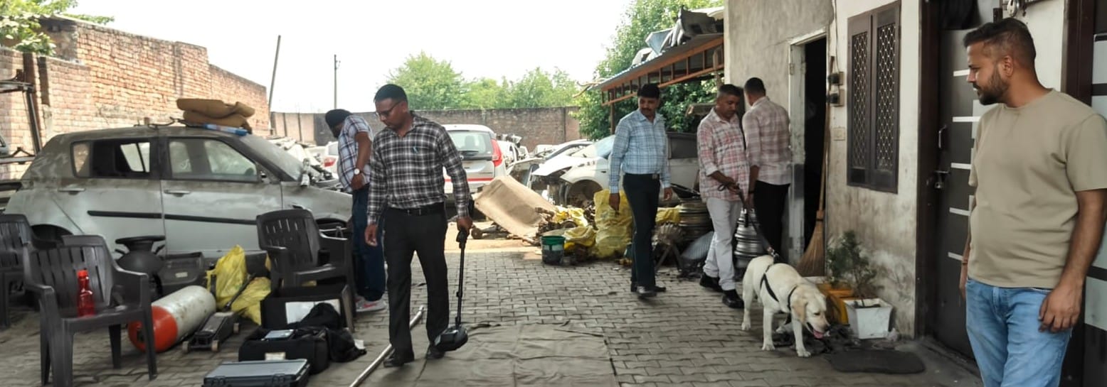 शाहाबाद। माहदेव मोटर यार्ड, जहां खड़ी थी ग्रेनेड से लैस कार। संवाद