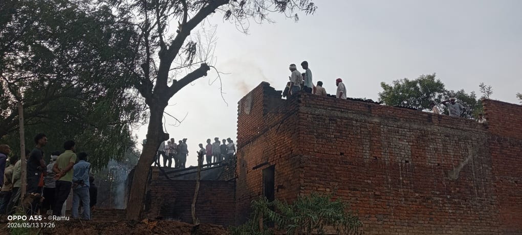 तरसौरा गांव में आग लगने के बाद लगी लोगों की भीड़। संवाद