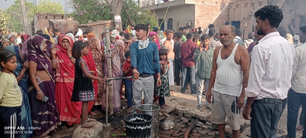तरसौरा गांव में आग लगने के बाद लगी लोगों की भीड़। संवाद