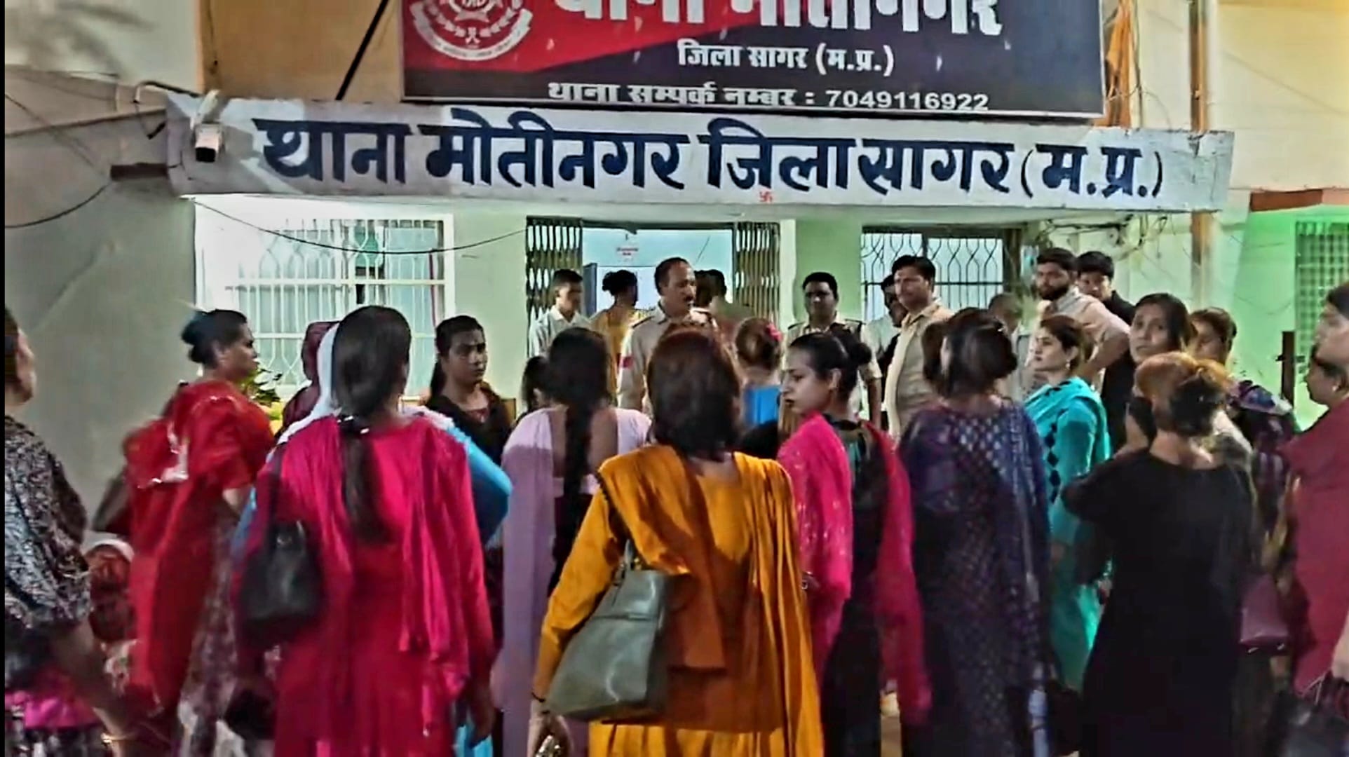थाने के सामने जुटे किन्नर समुदाय के लोग