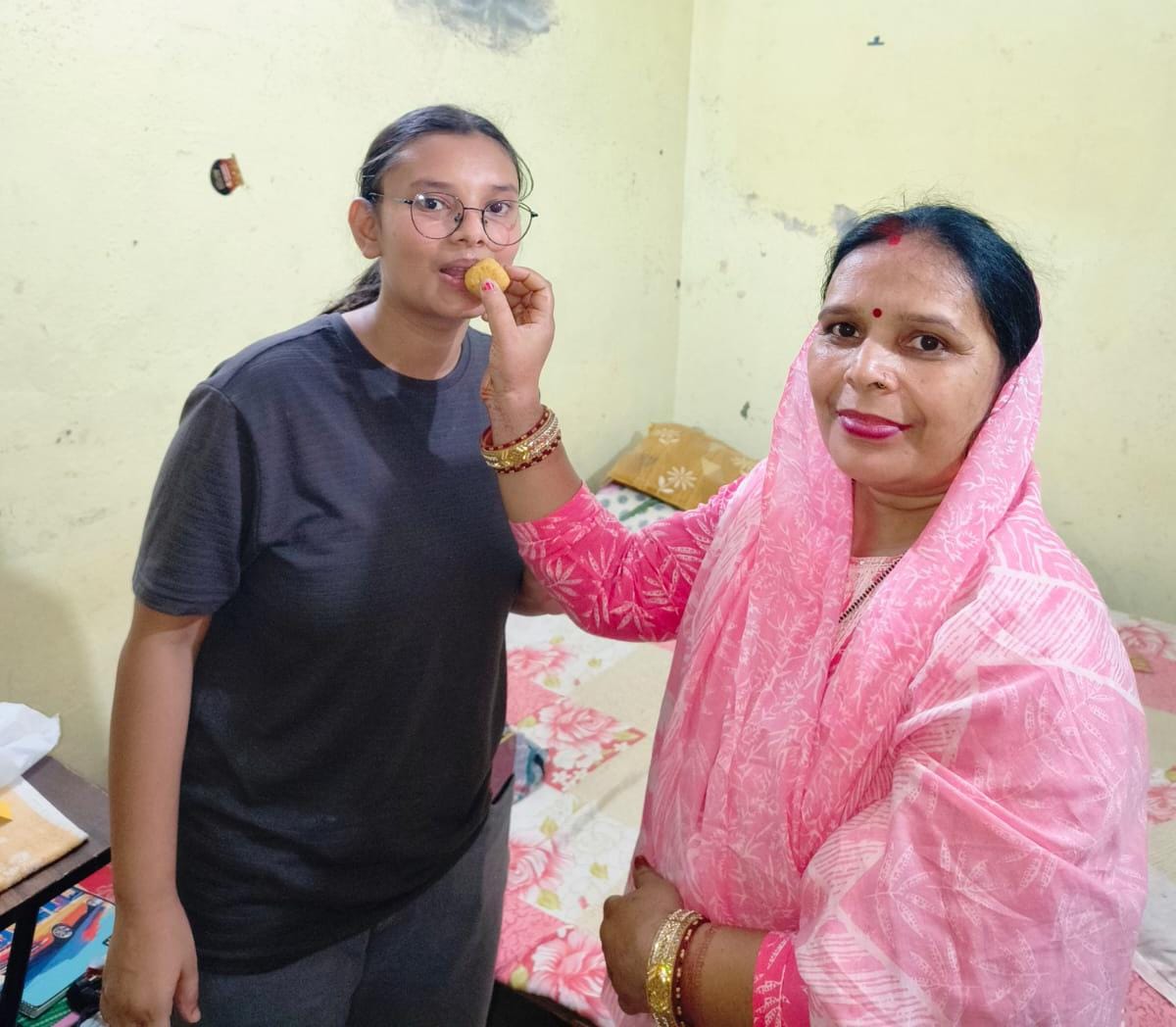 उत्कर्ष जायसवाल जो जनपद में दूसरा स्थान प्राप्त करने पर मिठाई खिलाकर शुभकामनाएं देते स्कूल के प उत्कर्ष जायसवाल जो जनपद में दूसरा स्थान प्राप्त करने पर मिठाई खिलाकर शुभकामनाएं देते स्कूल के प