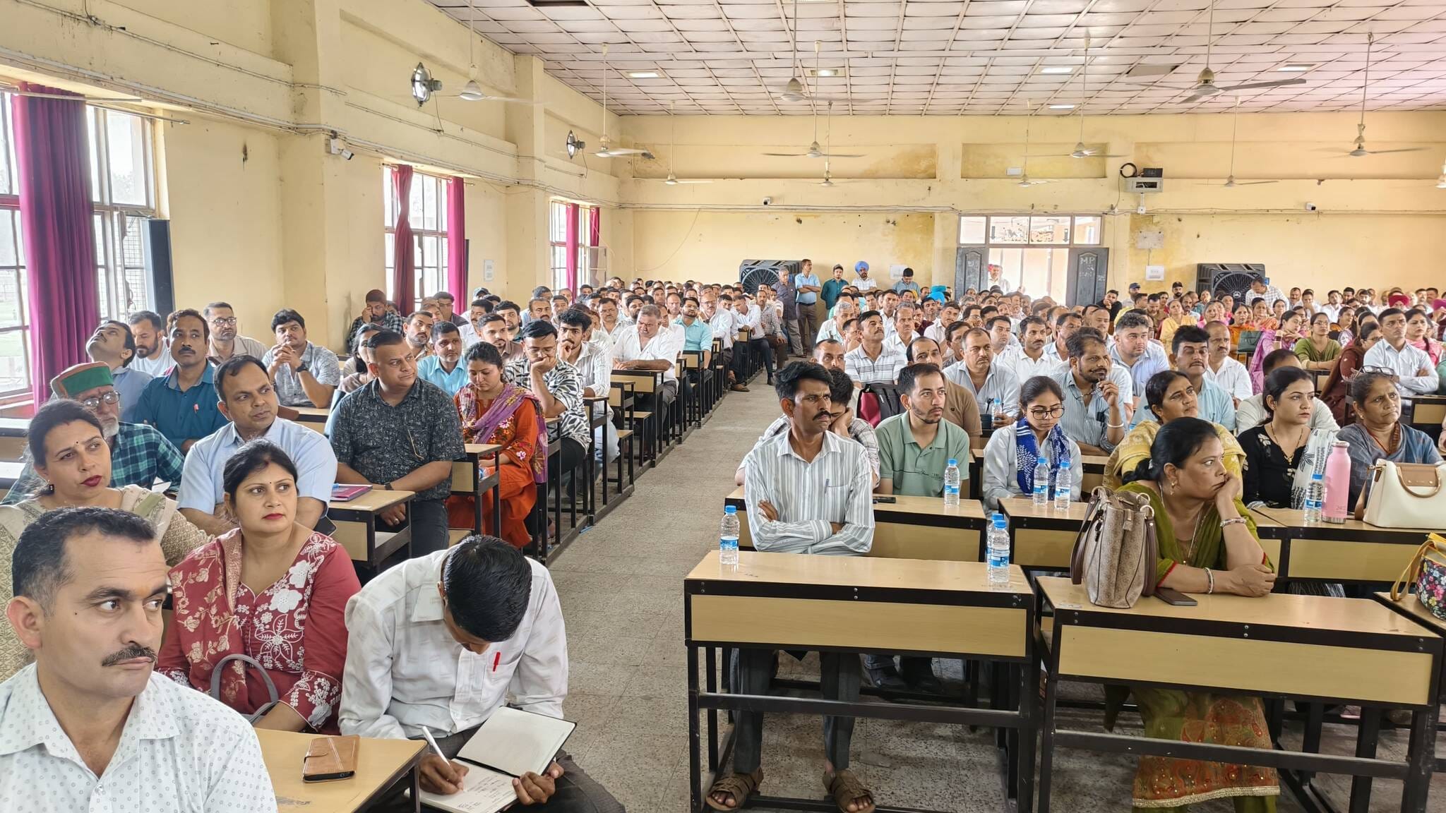 ऊना कॉलेज में पंचायती राज चुनावों को लेकर रिहर्सल में भाग लेते कर्मचारी। संवाद