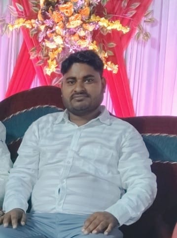 विंढ़मगंज में सड़क हादसे में घायल अशोक विश्वकर्मा। विंढ़मगंज में सड़क हादसे में घायल अशोक विश्वकर्मा।