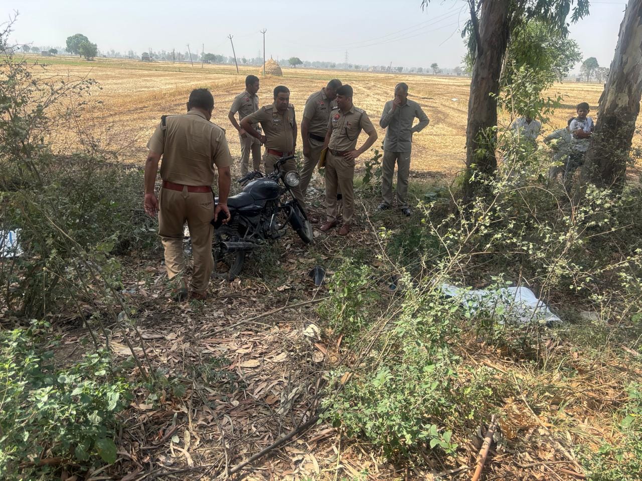 14 ढांड 01 घटनास्थल पर जांच करते हुए पुलिस।