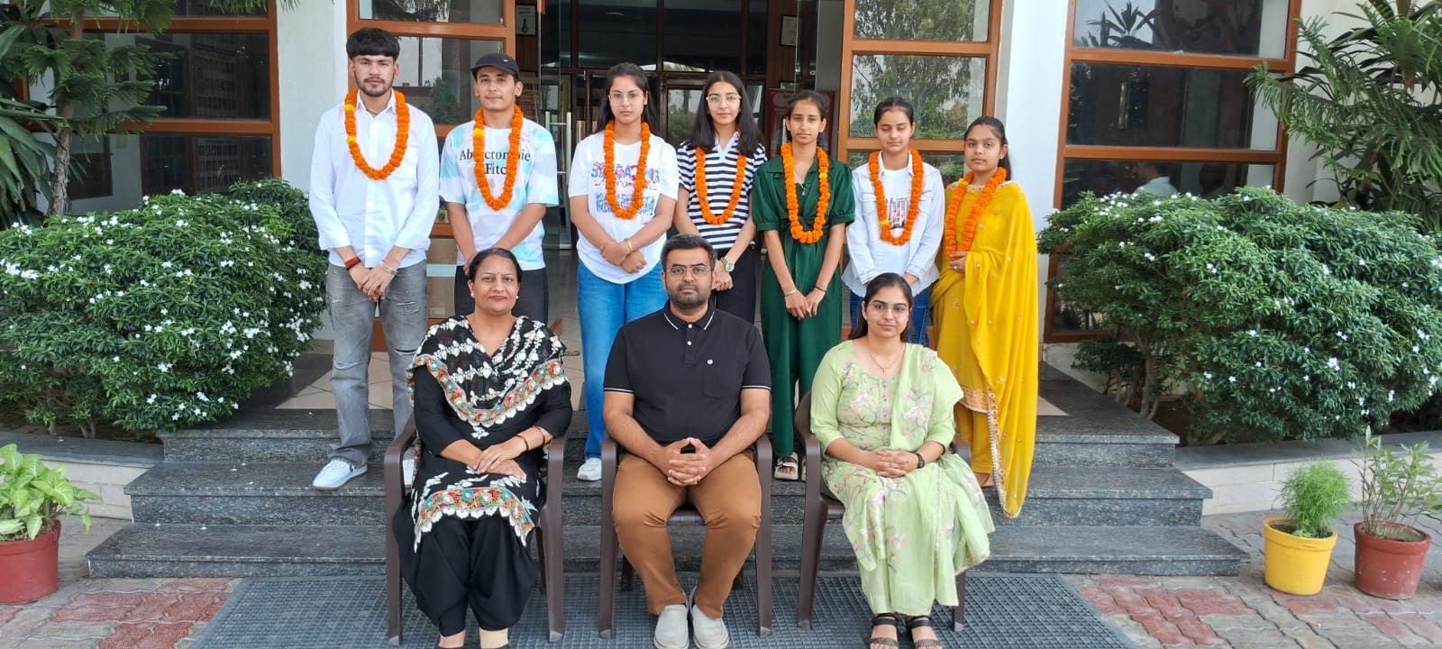 14 ढांड 01 मेधावी विद्यार्थियों का फूल मालाओं के साथ स्वागत करते हुए स्कूल प्रबंधन कमेटी। 14 ढांड 01 मेधावी विद्यार्थियों का फूल मालाओं के साथ स्वागत करते हुए स्कूल प्रबंधन कमेटी।