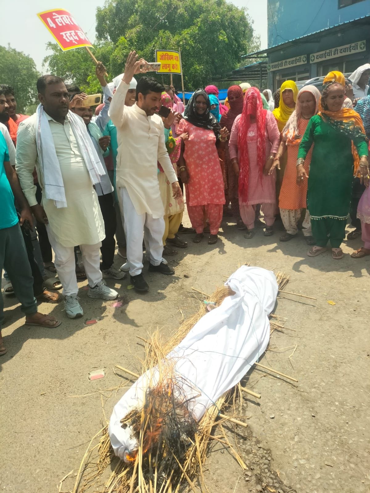 14जेएनडी22: शहर के पुराने बस अड्डे के सामने लगा गंदगी का ढेर। संवाद 14जेएनडी22: शहर के पुराने बस अड्डे के सामने लगा गंदगी का ढेर। संवाद
