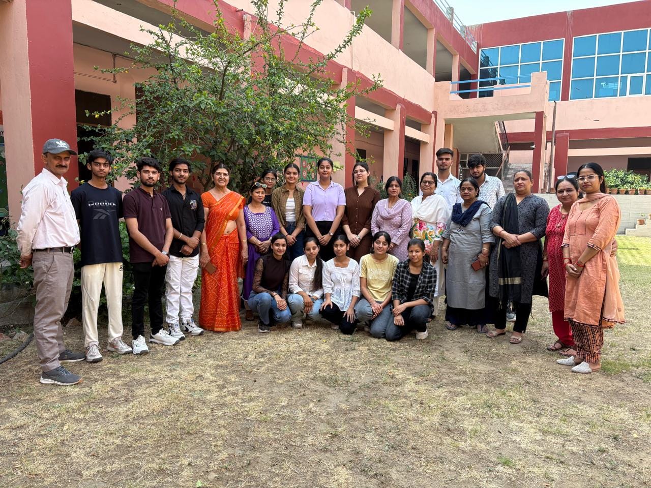 20-रोहतक के वैश्य पब्लिक स्कूल में 12वीं का परिणाम आने के बाद खुशी मनाते विद्यार्थी व शिक्षक।