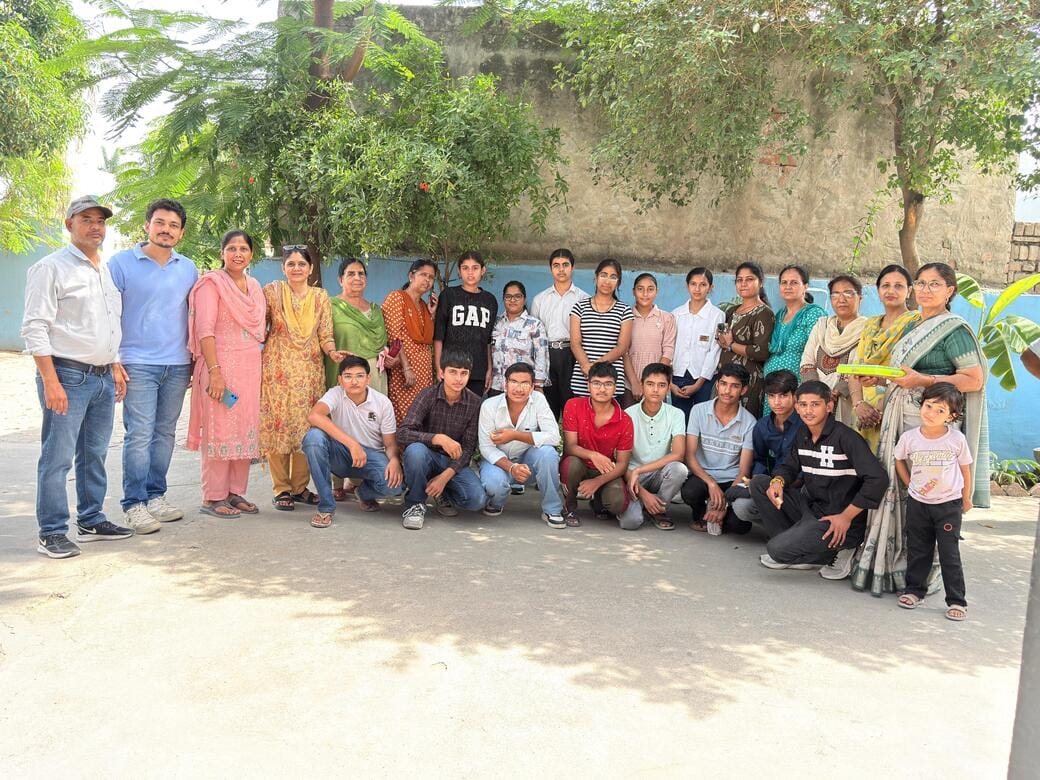 20-रोहतक के वैश्य पब्लिक स्कूल में 12वीं का परिणाम आने के बाद खुशी मनाते विद्यार्थी व शिक्षक।