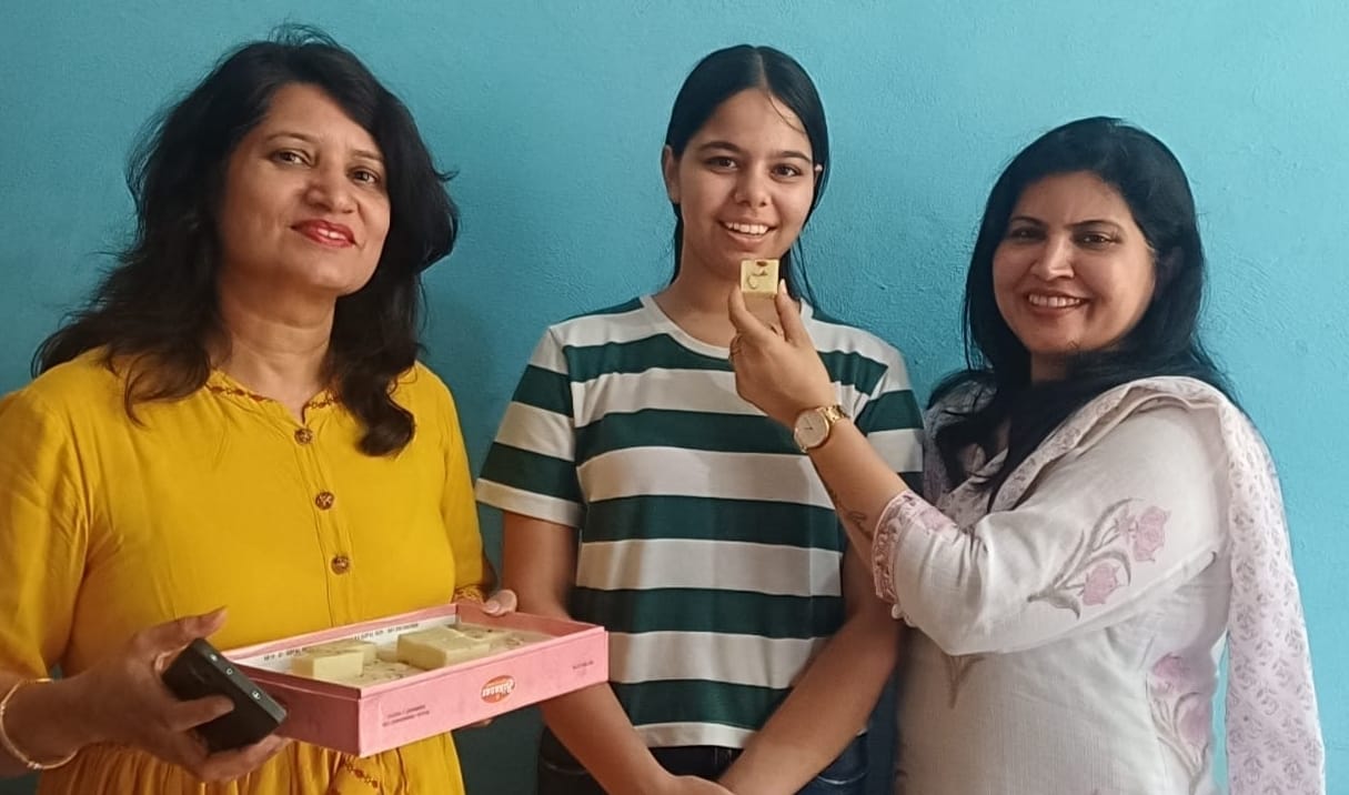 20-रोहतक के वैश्य पब्लिक स्कूल में 12वीं का परिणाम आने के बाद खुशी मनाते विद्यार्थी व शिक्षक।