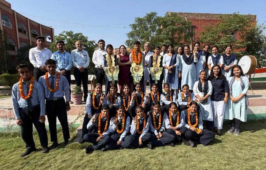 आयोजित कार्यक्रम में छात्राओं को सम्मानित करते हुए अतिथि एवं विद्यालय स्टाफ। आयोजित कार्यक्रम में छात्राओं को सम्मानित करते हुए अतिथि एवं विद्यालय स्टाफ।