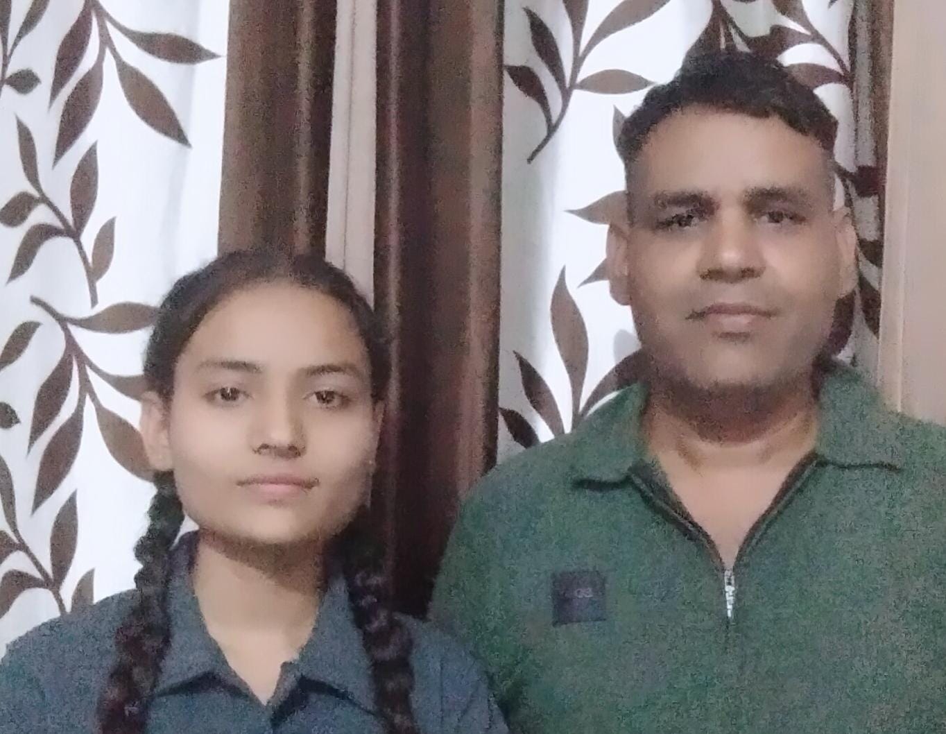 अंबाला जिले में टॉप करने वाली राधिका का मुंह  मीटा करवाते अभिभावक। स्वंय