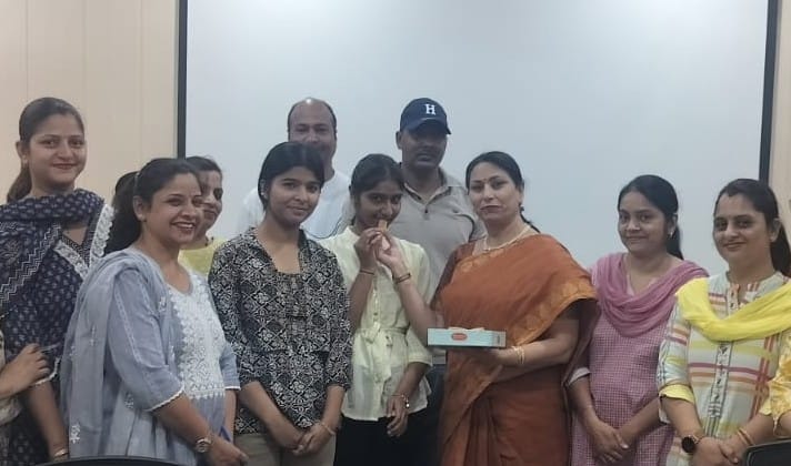 अंबाला जिले में टॉप करने वाली राधिका का मुंह  मीटा करवाते अभिभावक। स्वंय