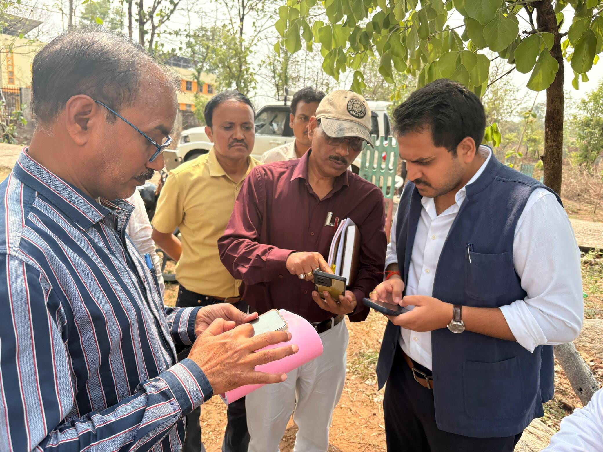 अमवार के फील्ड हॉस्टल में परियोजना के मॉडल से जानकारी लेते जिलाधिकारी सोनभद्र-संवाद अमवार के फील्ड हॉस्टल में परियोजना के मॉडल से जानकारी लेते जिलाधिकारी सोनभद्र-संवाद