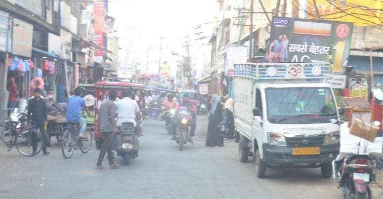 बहादुरगंज में एकल मार्ग व्यवस्था के तहत लगा बैरियर व बाइक पर बैठा सिपाही। संवाद बहादुरगंज में एकल मार्ग व्यवस्था के तहत लगा बैरियर व बाइक पर बैठा सिपाही। संवाद