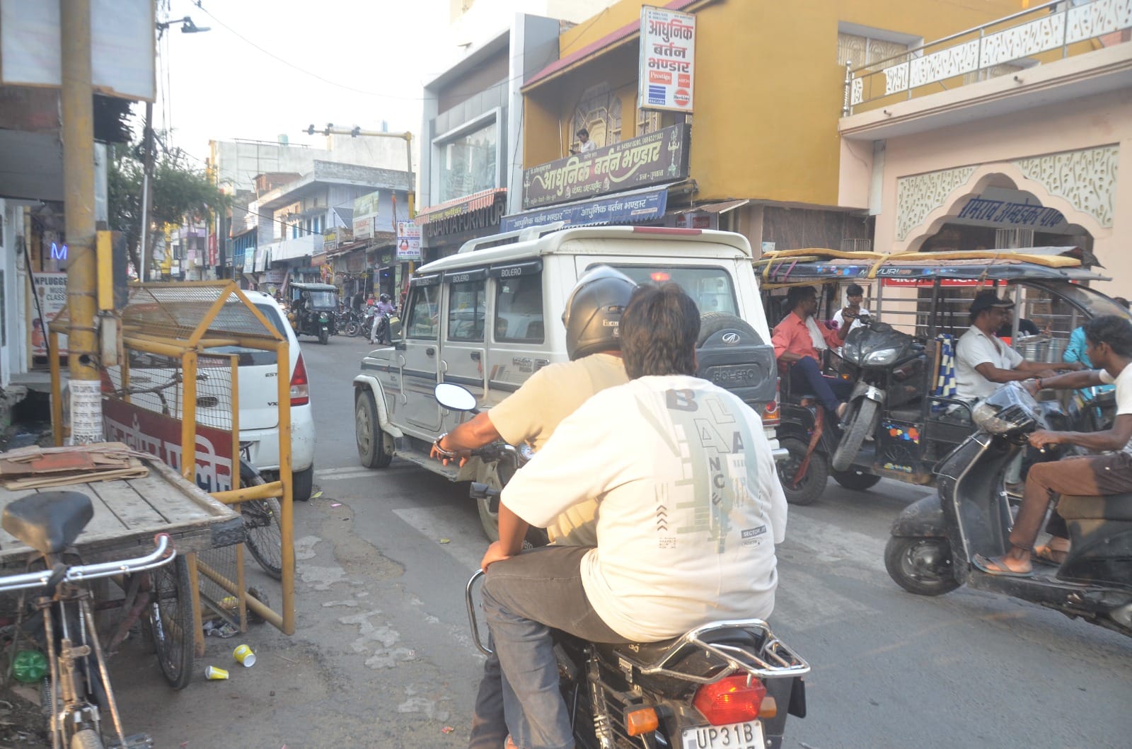 बहादुरगंज में एकल मार्ग व्यवस्था के तहत लगा बैरियर व बाइक पर बैठा सिपाही। संवाद बहादुरगंज में एकल मार्ग व्यवस्था के तहत लगा बैरियर व बाइक पर बैठा सिपाही। संवाद