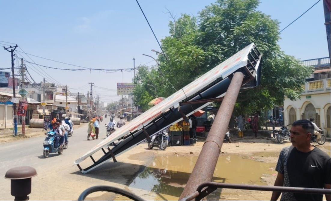 चौसाना में विद्युत लाइन ठीक करते कर्मचारी । संवाद चौसाना में विद्युत लाइन ठीक करते कर्मचारी । संवाद