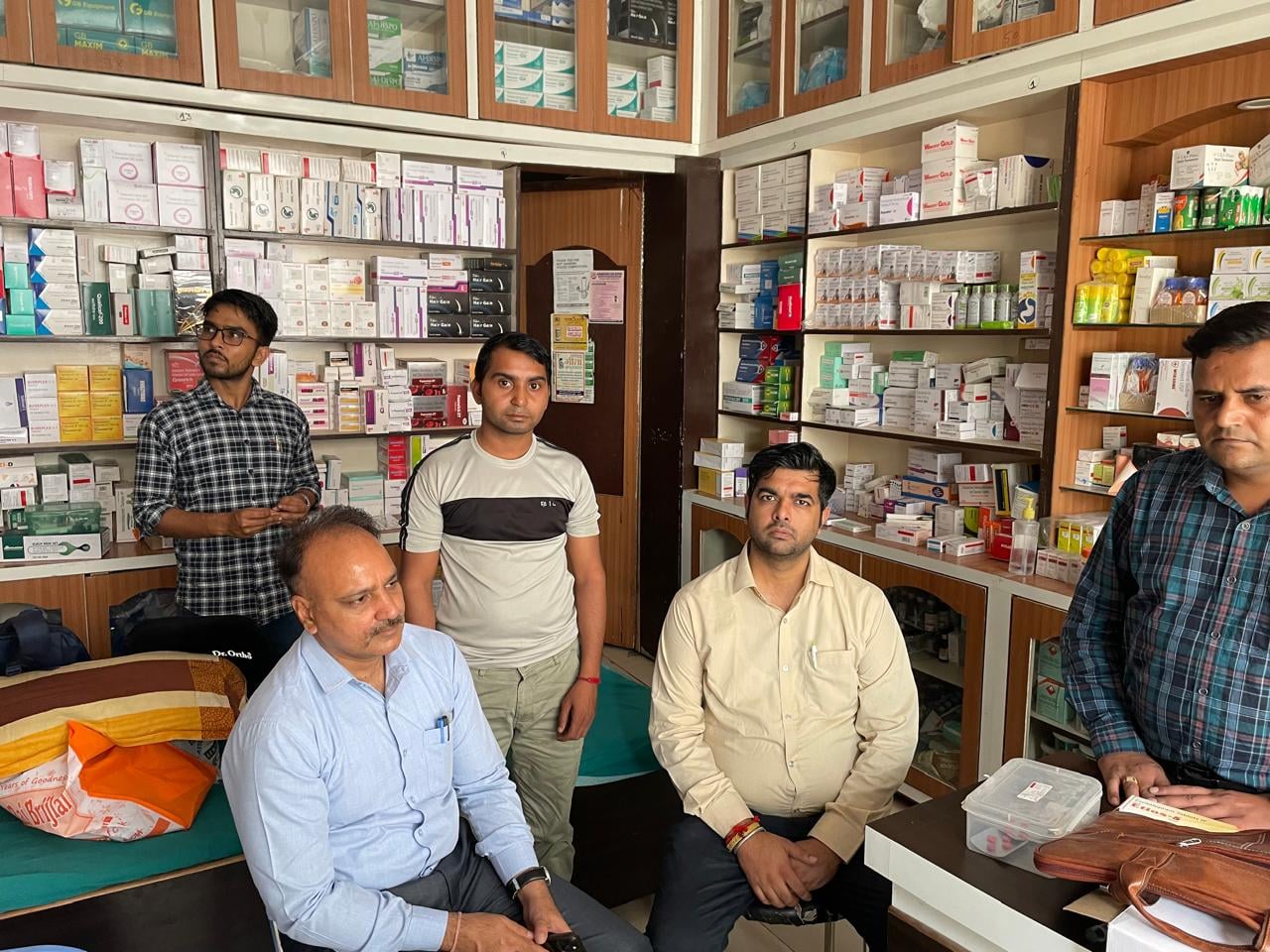 छापामार कार्रवाई के दौरान मौजूद टीम के सदस्य। संवाद