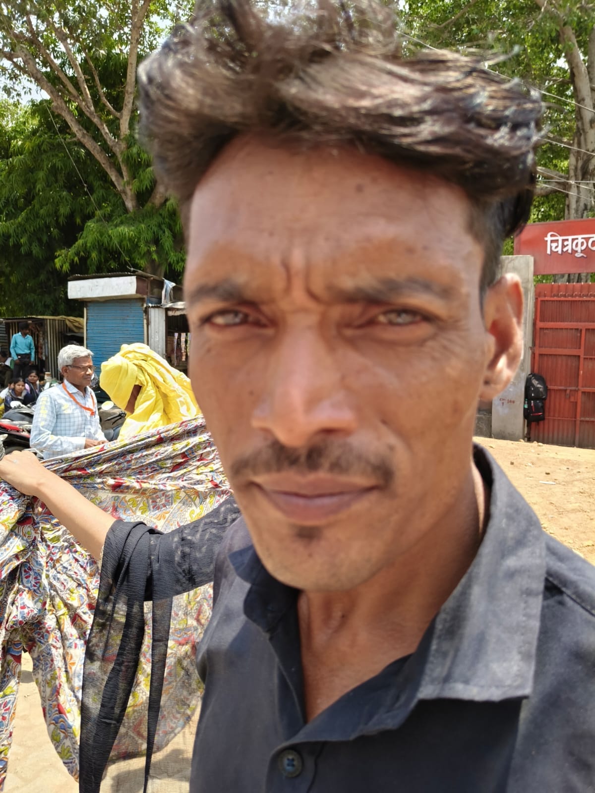 फोटो 15 सीकेटीपी-39-रामघाट में स्नान के बाद धूप में खड़े श्रद्धालु। संवाद फोटो 15 सीकेटीपी-39-रामघाट में स्नान के बाद धूप में खड़े श्रद्धालु। संवाद