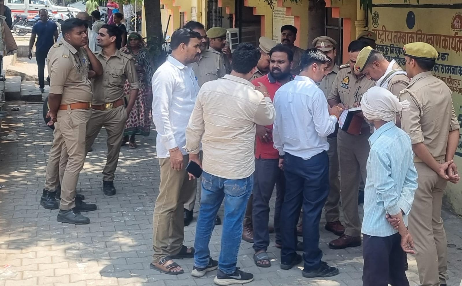 फोटो - 20 घटनास्थल पर जांच करते डीएम व एसपी। संवाद