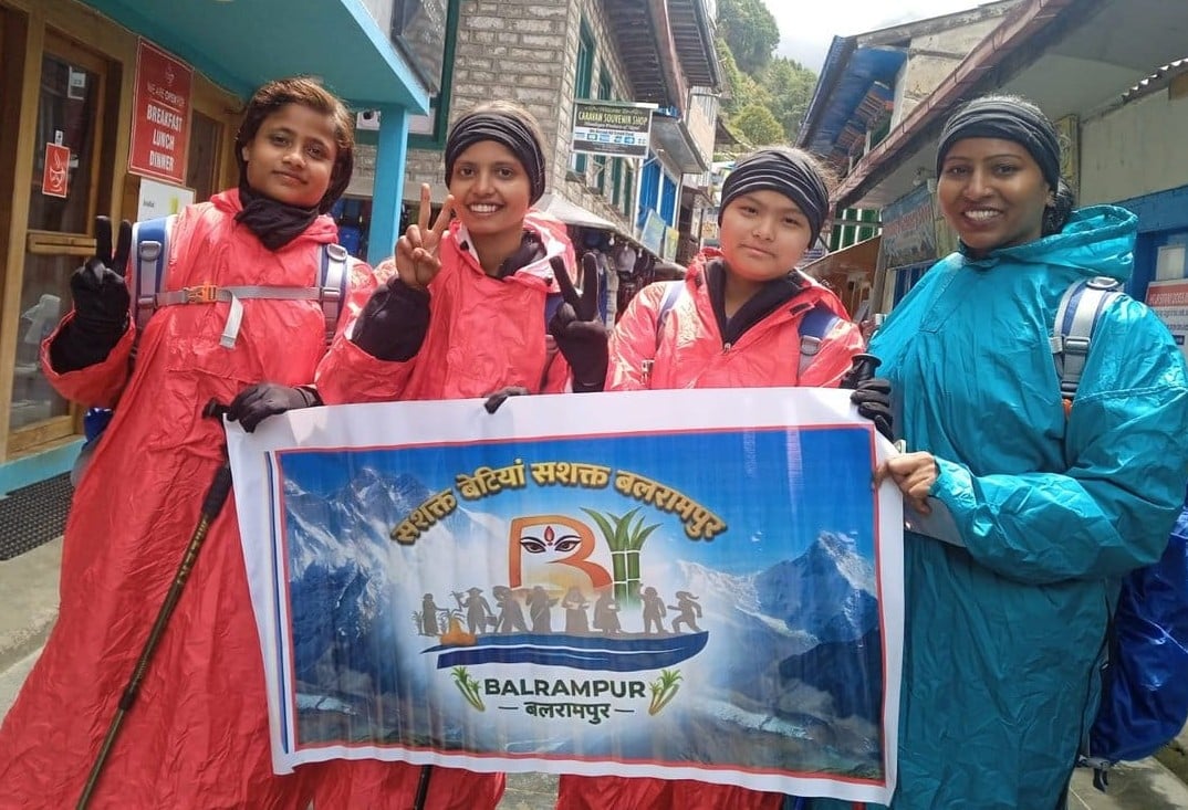 फोटो-31- एवरेस्ट फतह के दौरान लबुचे पहुंचीं जिले की बेटियां। स्रोत जिला प्रशासन