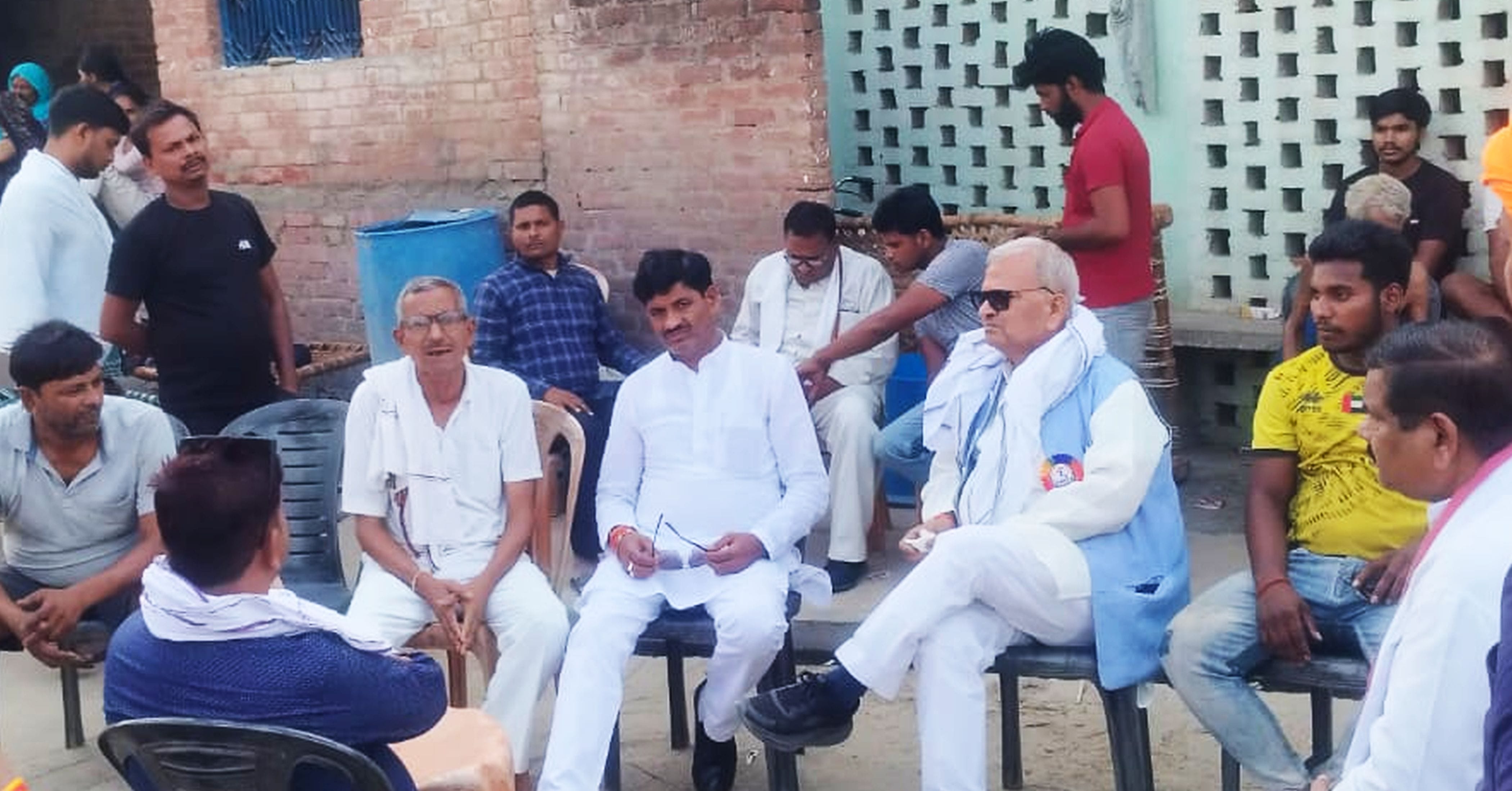 फोटो-35-लिलंबरपुर गांव पहुंचे सांसद नरेश चंद्र उत्तम। संवाद