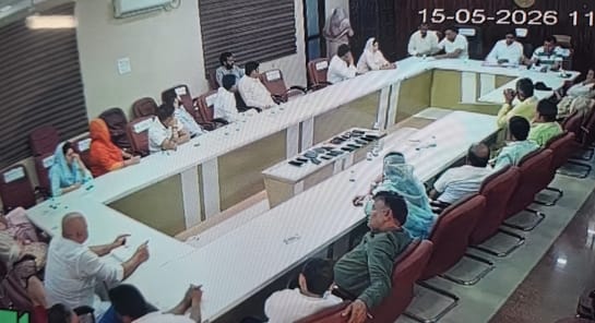 फोटो-56:बहादुरगढ़ के नगर परिषद कार्यालय में अविश्वास प्रस्ताव पास होने पर जीत की खुशी मनाते पार् फोटो-56:बहादुरगढ़ के नगर परिषद कार्यालय में अविश्वास प्रस्ताव पास होने पर जीत की खुशी मनाते पार्