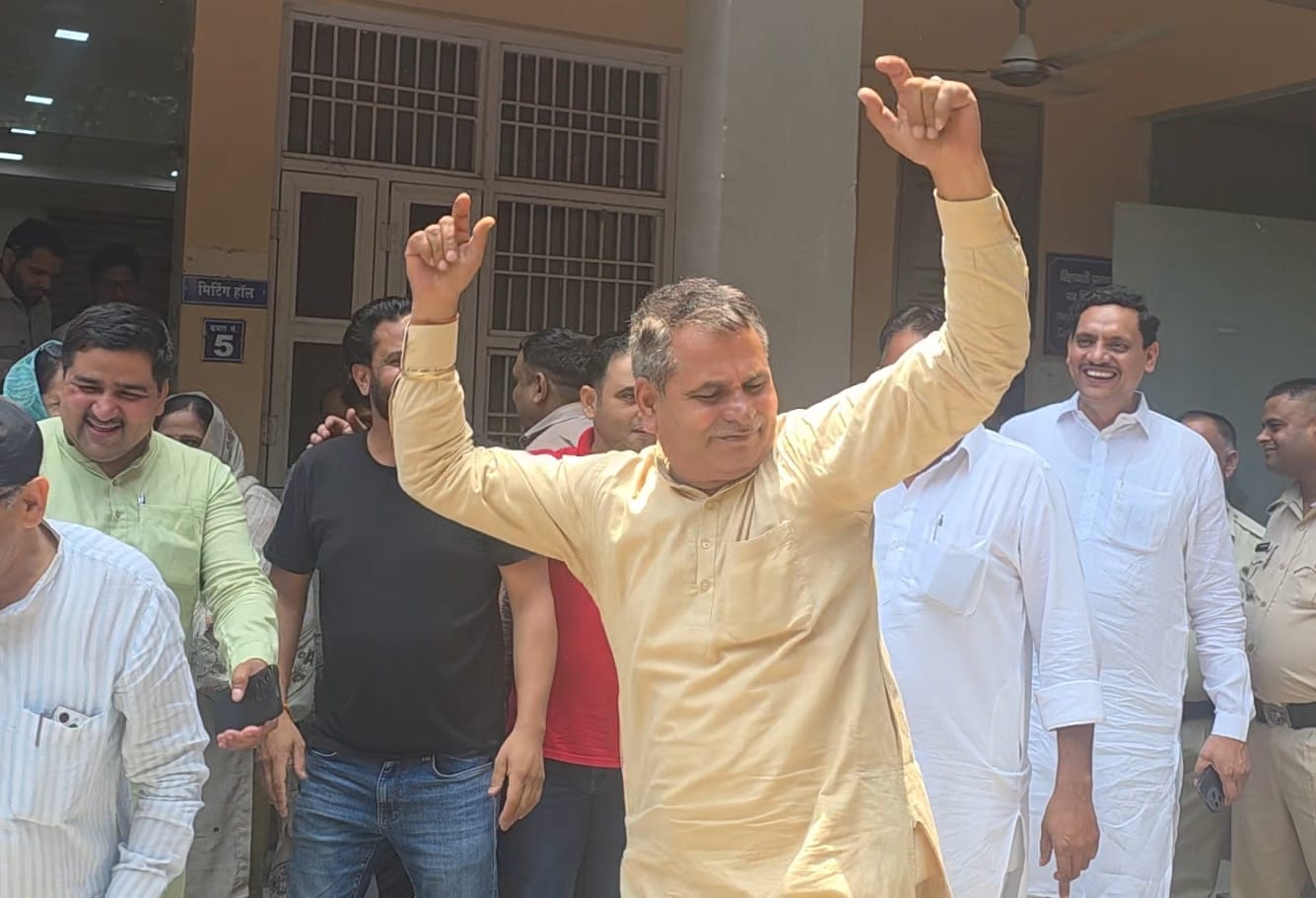 फोटो-56:बहादुरगढ़ के नगर परिषद कार्यालय में अविश्वास प्रस्ताव पास होने पर जीत की खुशी मनाते पार् फोटो-56:बहादुरगढ़ के नगर परिषद कार्यालय में अविश्वास प्रस्ताव पास होने पर जीत की खुशी मनाते पार्