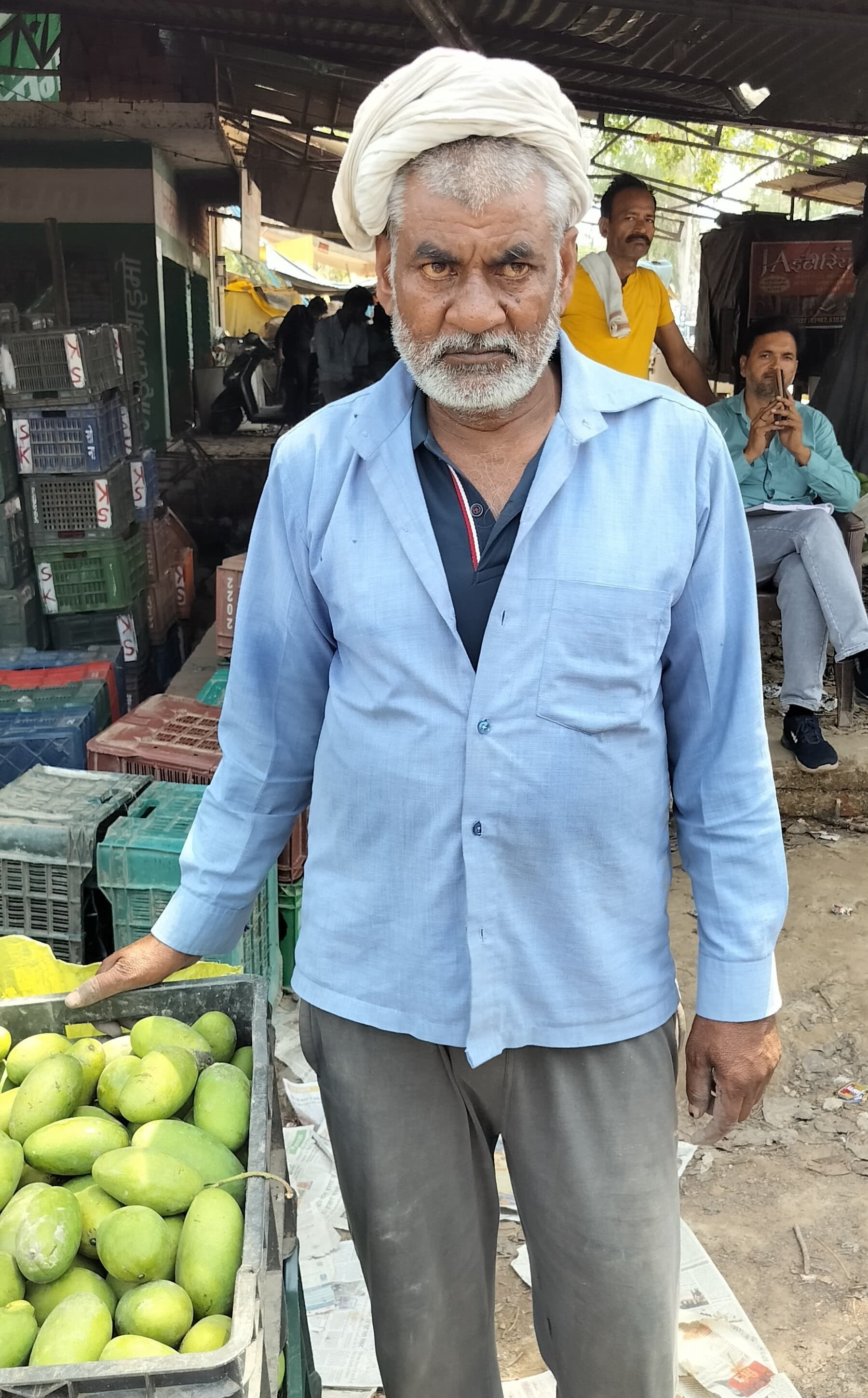 फोटो-7-फल मंडी में लगे अमिया के ढेर को देखते लोग। संवाद