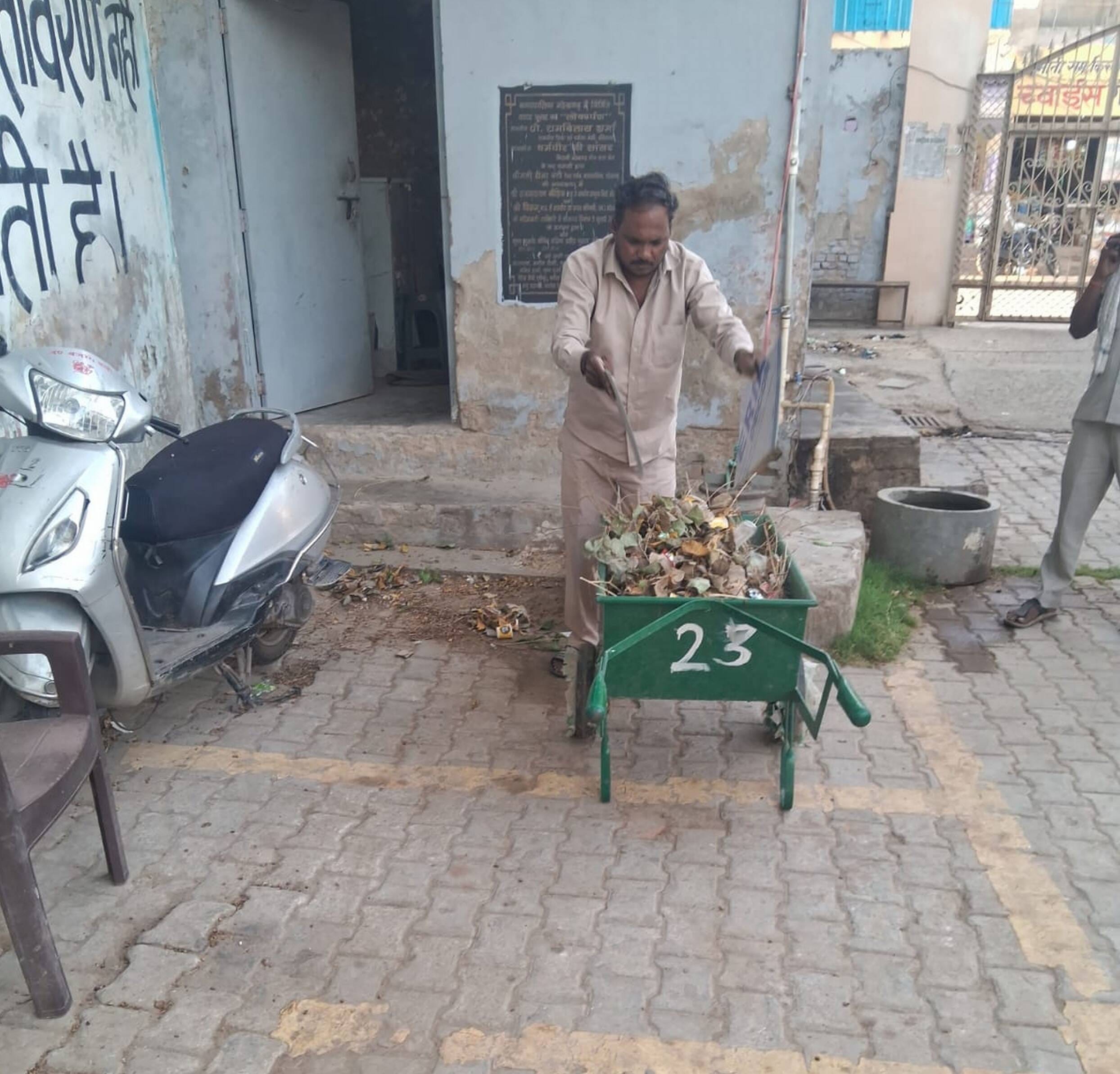 फोटो संख्या:62- शंकर मार्केट में सफाई करता कर्मचारी--संवाद फोटो संख्या:62- शंकर मार्केट में सफाई करता कर्मचारी--संवाद