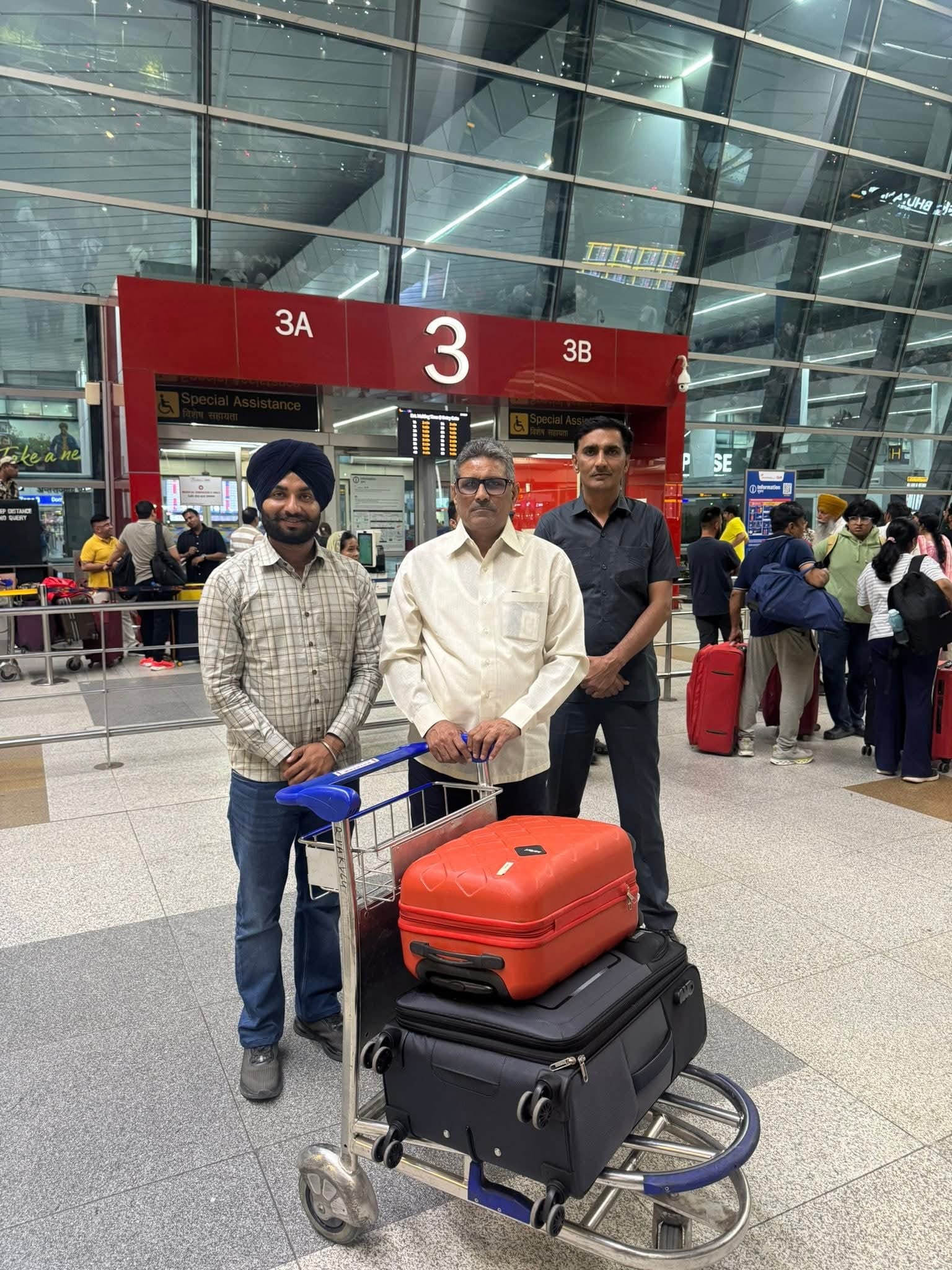 फतेहाबाद के पूर्व विधायक दुड़ाराम ई-रिक्शा पर अपने कार्यालय से जाते हुए फतेहाबाद के पूर्व विधायक दुड़ाराम ई-रिक्शा पर अपने कार्यालय से जाते हुए
