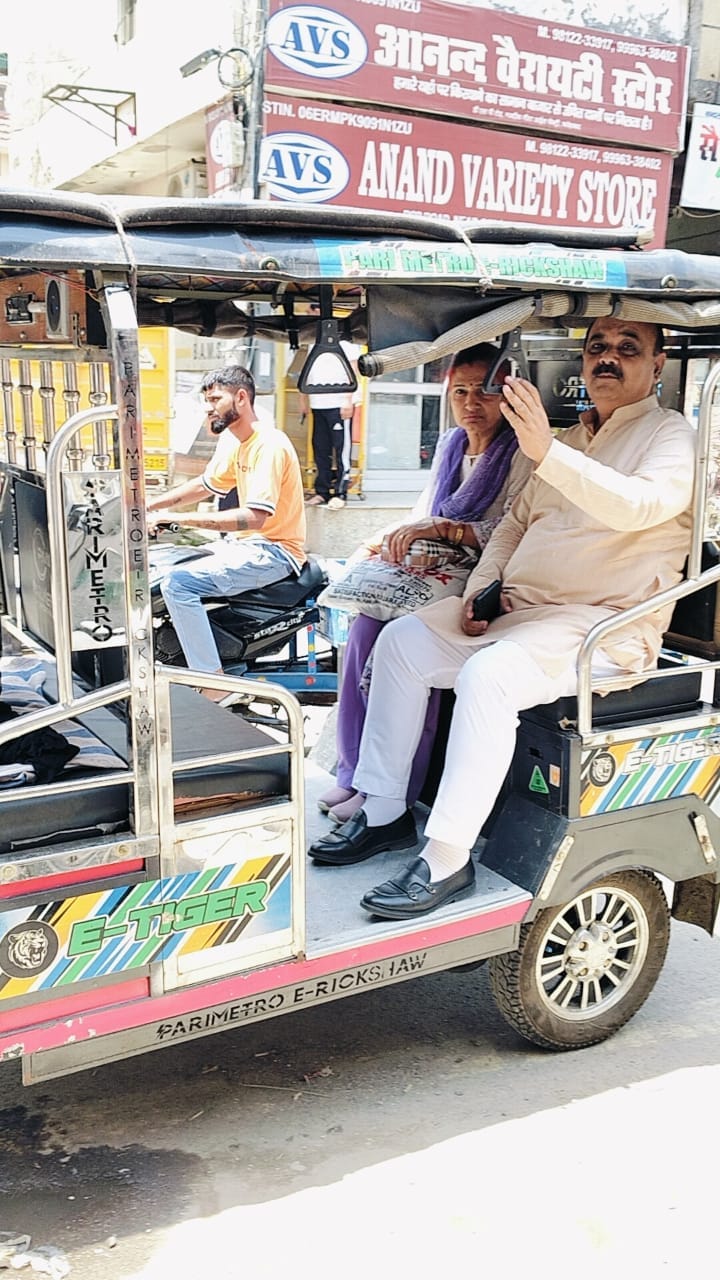 फतेहाबाद के पूर्व विधायक दुड़ाराम ई-रिक्शा पर अपने कार्यालय से जाते हुए फतेहाबाद के पूर्व विधायक दुड़ाराम ई-रिक्शा पर अपने कार्यालय से जाते हुए