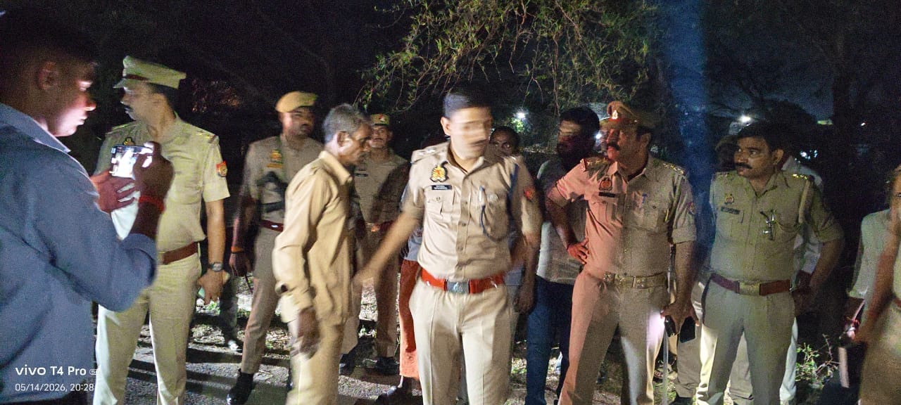 घटना स्थल पर क्षतिग्रस्त पड़ी बाइक व जांच करते सीओ सदर। संवाद घटना स्थल पर क्षतिग्रस्त पड़ी बाइक व जांच करते सीओ सदर। संवाद