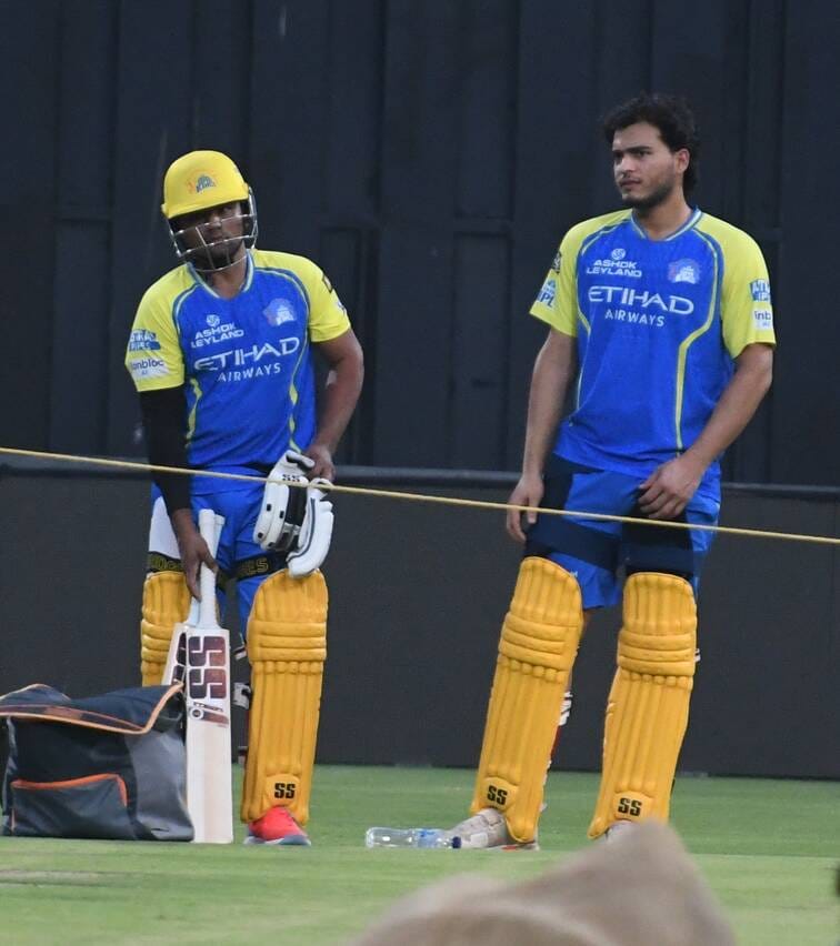 इकाना में अभ्यास करते एलएसजी और सीएसके के खिलाड़ी। इकाना में अभ्यास करते एलएसजी और सीएसके के खिलाड़ी।