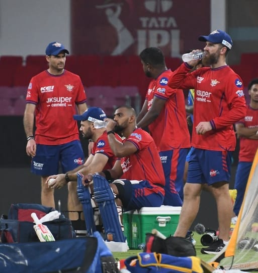 इकाना में अभ्यास करते एलएसजी और सीएसके के खिलाड़ी। इकाना में अभ्यास करते एलएसजी और सीएसके के खिलाड़ी।