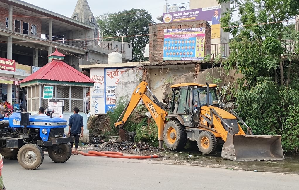 कैहरियां चौक में सड़क पर बहती गंदगी से संबंधित प्रकाशित समाचार।